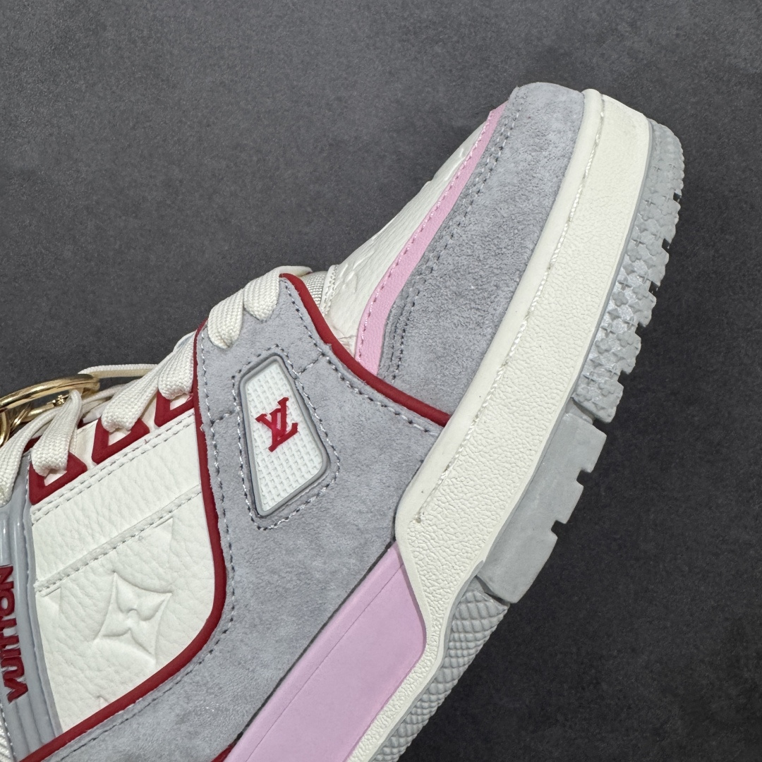 图片[4]-【纯原版】中国红礼盒 Louis Vuitton Trainer 路易威登LV 低帮 马年限定 白金色 驴牌圆头字母签名皮革低邦时尚板鞋运动鞋系列 采用圆头系带设计，简约大方，清新又不失奢华感，独特造型轻松吸引众人目光。鞋面由顶级材质精心打造，质感细腻柔软，彰显卓越品质；作为男装艺术总监Virgil Abloh的挚爱作品，LV Trainer运动鞋此次取材MonogramL压纹小牛皮，搭配点缀Monograma花卉的创新注胶外底。 原楦原纸版开模，鞋型立体饱满 零毛边、零溢胶、零线头瑕疵 细节与原版一致 区分市面通货 多层叠片＋电脑针车，针距密度一致 Monogram浮雕＋3D高频压纹 多密度发泡中底：支撑回弹媲美专柜 原装橡胶大底：含胶量高、纹路深、双拼接零偏差 ZP级原装包装：专柜款鞋盒＋防尘袋＋说明书 货号：AE5U3BM161N355 尺码：36 37 38 39 40 41 42 43 44 45-选品中心