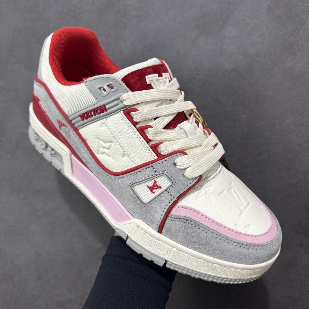 图片[3]-【纯原版】中国红礼盒 Louis Vuitton Trainer 路易威登LV 低帮 马年限定 白金色 驴牌圆头字母签名皮革低邦时尚板鞋运动鞋系列 采用圆头系带设计，简约大方，清新又不失奢华感，独特造型轻松吸引众人目光。鞋面由顶级材质精心打造，质感细腻柔软，彰显卓越品质；作为男装艺术总监Virgil Abloh的挚爱作品，LV Trainer运动鞋此次取材MonogramL压纹小牛皮，搭配点缀Monograma花卉的创新注胶外底。 原楦原纸版开模，鞋型立体饱满 零毛边、零溢胶、零线头瑕疵 细节与原版一致 区分市面通货 多层叠片＋电脑针车，针距密度一致 Monogram浮雕＋3D高频压纹 多密度发泡中底：支撑回弹媲美专柜 原装橡胶大底：含胶量高、纹路深、双拼接零偏差 ZP级原装包装：专柜款鞋盒＋防尘袋＋说明书 货号：AE5U3BM161N355 尺码：36 37 38 39 40 41 42 43 44 45-选品中心