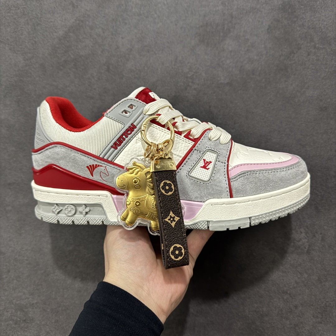 【纯原版】中国红礼盒 Louis Vuitton Trainer 路易威登LV 低帮 马年限定 白金色 驴牌圆头字母签名皮革低邦时尚板鞋运动鞋系列 采用圆头系带设计，简约大方，清新又不失奢华感，独特造型轻松吸引众人目光。鞋面由顶级材质精心打造，质感细腻柔软，彰显卓越品质；作为男装艺术总监Virgil Abloh的挚爱作品，LV Trainer运动鞋此次取材MonogramL压纹小牛皮，搭配点缀Monograma花卉的创新注胶外底。 原楦原纸版开模，鞋型立体饱满 零毛边、零溢胶、零线头瑕疵 细节与原版一致 区分市面通货 多层叠片＋电脑针车，针距密度一致 Monogram浮雕＋3D高频压纹 多密度发泡中底：支撑回弹媲美专柜 原装橡胶大底：含胶量高、纹路深、双拼接零偏差 ZP级原装包装：专柜款鞋盒＋防尘袋＋说明书 货号：AE5U3BM161N355 尺码：36 37 38 39 40 41 42 43 44 45-选品中心