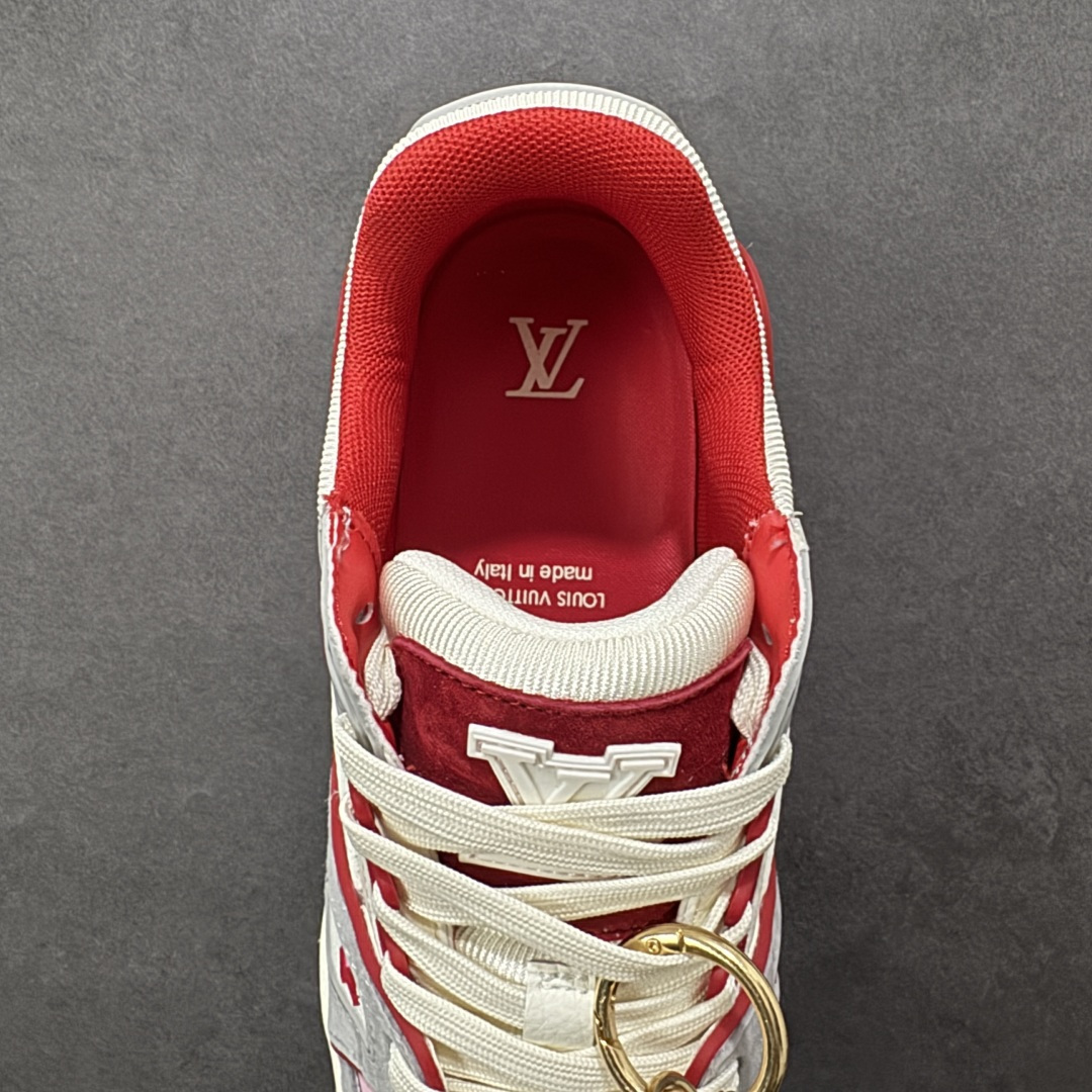 图片[6]-【纯原版】中国红礼盒 Louis Vuitton Trainer 路易威登LV 低帮 马年限定 白金色 驴牌圆头字母签名皮革低邦时尚板鞋运动鞋系列 采用圆头系带设计，简约大方，清新又不失奢华感，独特造型轻松吸引众人目光。鞋面由顶级材质精心打造，质感细腻柔软，彰显卓越品质；作为男装艺术总监Virgil Abloh的挚爱作品，LV Trainer运动鞋此次取材MonogramL压纹小牛皮，搭配点缀Monograma花卉的创新注胶外底。 原楦原纸版开模，鞋型立体饱满 零毛边、零溢胶、零线头瑕疵 细节与原版一致 区分市面通货 多层叠片＋电脑针车，针距密度一致 Monogram浮雕＋3D高频压纹 多密度发泡中底：支撑回弹媲美专柜 原装橡胶大底：含胶量高、纹路深、双拼接零偏差 ZP级原装包装：专柜款鞋盒＋防尘袋＋说明书 货号：AE5U3BM161N355 尺码：36 37 38 39 40 41 42 43 44 45-选品中心