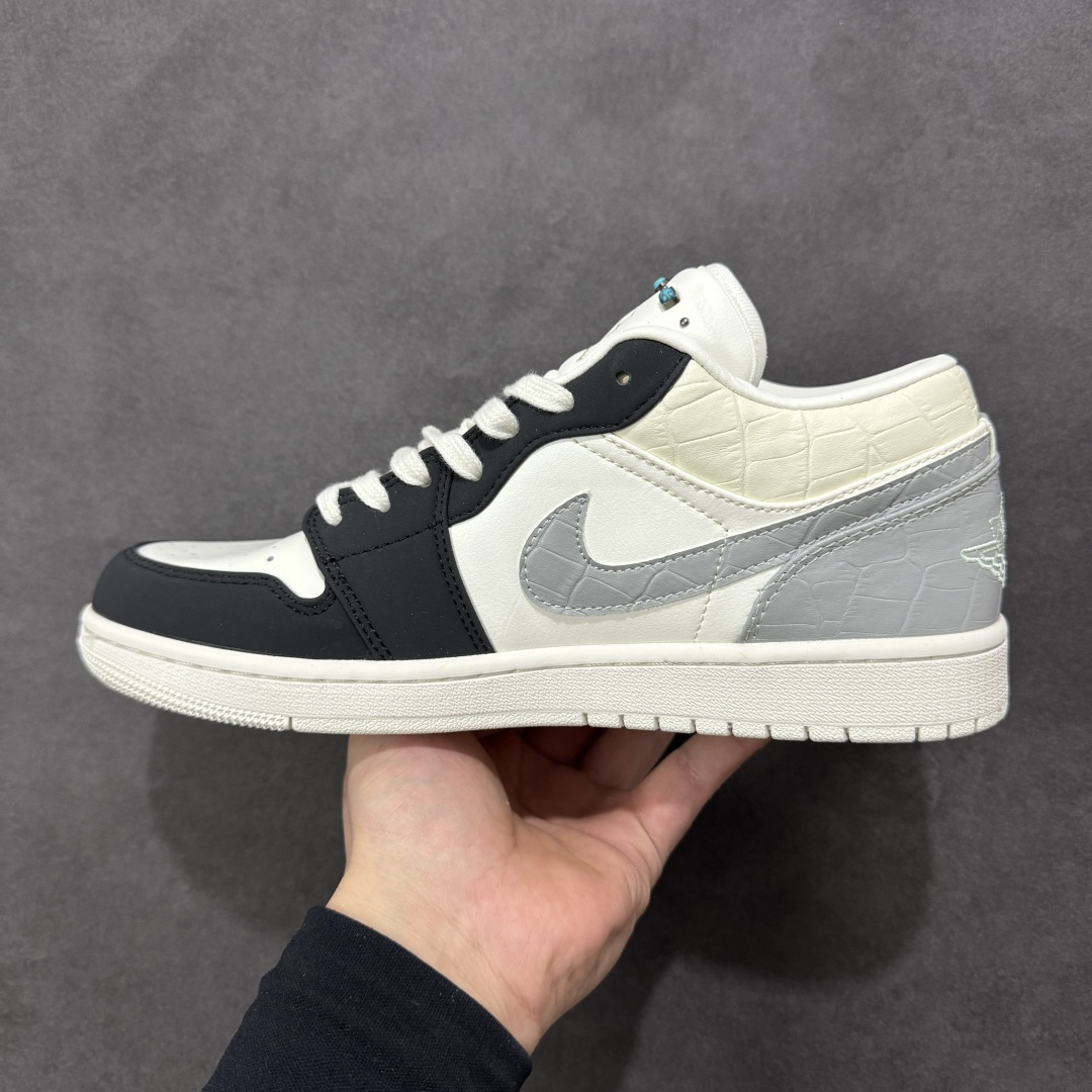 图片[2]-【H11版本】耐克Nike Air Jordan 1 AJ1经典复古经典低帮百搭文化篮球鞋 IO2242-101 公司级真标半码制#原档案原数据开发版型#采用荔枝纹头层皮革鞋面材质#原厂立体填充鞋舌海绵#中底注胶孔及缜密中底拉帮工艺#原数据开发模具大底 尺码：35.5 36 36.5 37.5 38 38.5 39 40 40.5 41 42 42.5 43 44 44.5 45 46 47.5 编码：H11B250260-选品中心