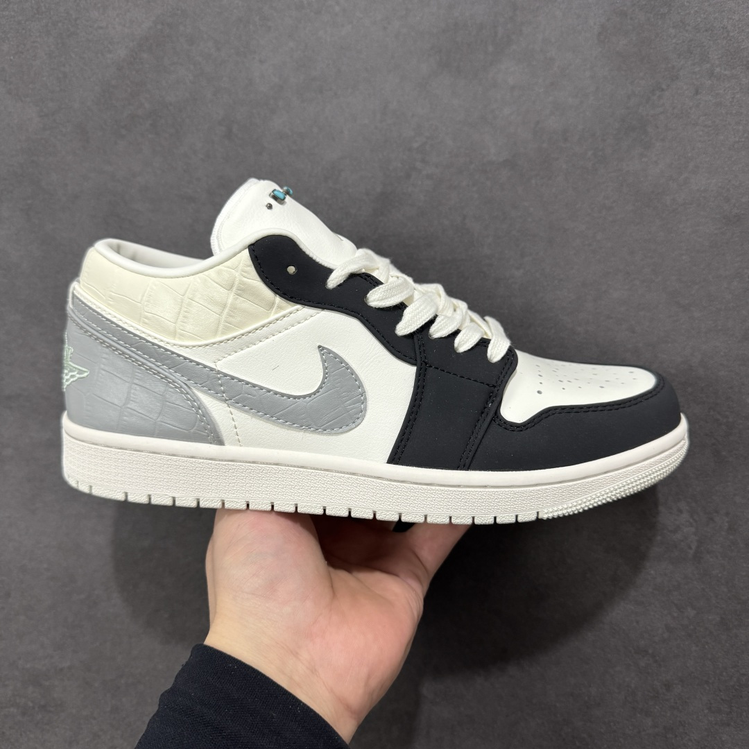【H11版本】耐克Nike Air Jordan 1 AJ1经典复古经典低帮百搭文化篮球鞋 IO2242-101 公司级真标半码制#原档案原数据开发版型#采用荔枝纹头层皮革鞋面材质#原厂立体填充鞋舌海绵#中底注胶孔及缜密中底拉帮工艺#原数据开发模具大底 尺码：35.5 36 36.5 37.5 38 38.5 39 40 40.5 41 42 42.5 43 44 44.5 45 46 47.5 编码：H11B250260-选品中心