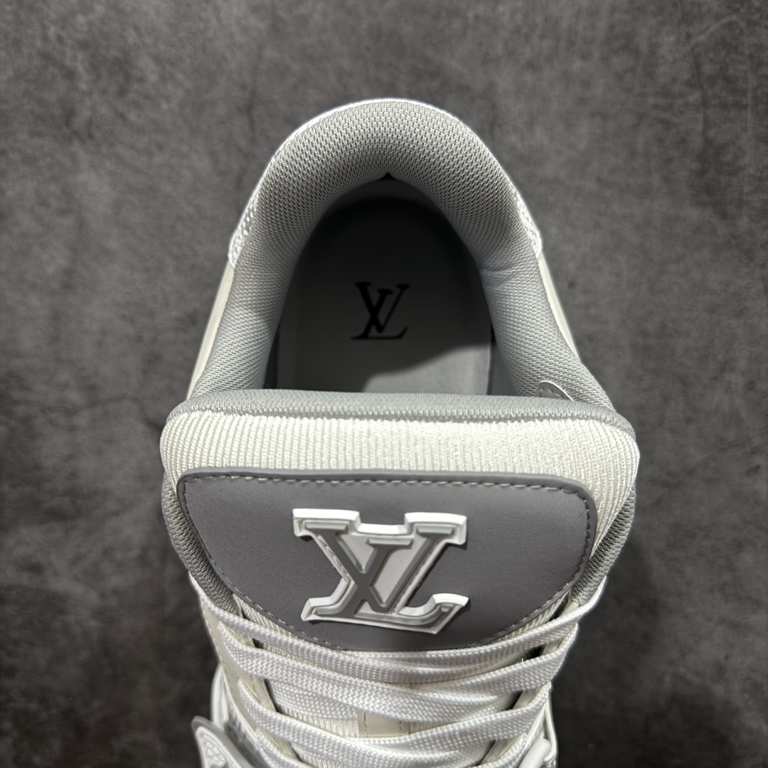 图片[8]-【YS纯原】 顶级莞产 市场唯一正确版本 Louis Vuitton路易威登 LV Trainer 系列 高奢运动鞋 巴黎限定 牛皮 灰蓝 ✦ 芯片配置，✦ 挂饰 NFC 芯片秒进官网 ✦ 同步 ZP 官网空胶工艺，结构逻辑一致 ✦ 正确胶片断点式设计，细节克制到位 ✦ 中底油印字母比例按原版还原 ✦ 1：1 原楦格板 / 楦头 / 刀磨 全新升级 ✦ 独家定制压纹麂皮，用料细腻耐看 ✦ 原版开模 TPU 大底 ✦ 脚感与质感取向偏原版 ✦ 代购指定高端版本 ✦ 全新升级 双盒礼盒 ✦ 全套配件齐全，整体完成度高 尺码：39–45-选品中心