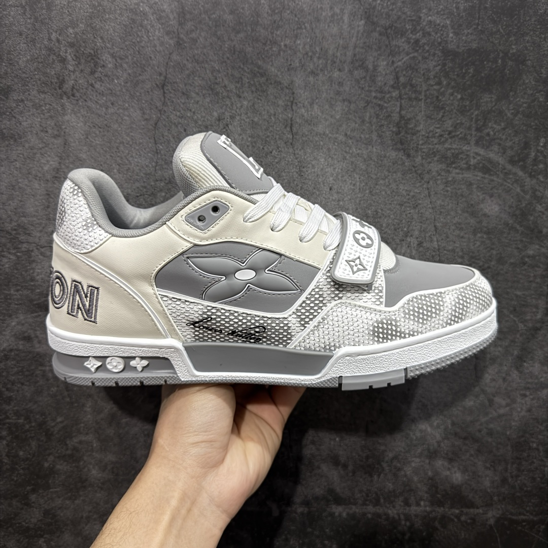 【YS纯原】 顶级莞产 市场唯一正确版本 Louis Vuitton路易威登 LV Trainer 系列 高奢运动鞋 巴黎限定 牛皮 灰蓝 ✦ 芯片配置，✦ 挂饰 NFC 芯片秒进官网 ✦ 同步 ZP 官网空胶工艺，结构逻辑一致 ✦ 正确胶片断点式设计，细节克制到位 ✦ 中底油印字母比例按原版还原 ✦ 1：1 原楦格板 / 楦头 / 刀磨 全新升级 ✦ 独家定制压纹麂皮，用料细腻耐看 ✦ 原版开模 TPU 大底 ✦ 脚感与质感取向偏原版 ✦ 代购指定高端版本 ✦ 全新升级 双盒礼盒 ✦ 全套配件齐全，整体完成度高 尺码：39–45-选品中心