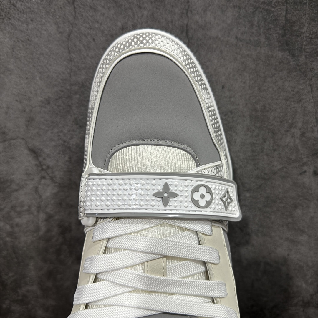 图片[5]-【YS纯原】 顶级莞产 市场唯一正确版本 Louis Vuitton路易威登 LV Trainer 系列 高奢运动鞋 巴黎限定 牛皮 灰蓝 ✦ 芯片配置，✦ 挂饰 NFC 芯片秒进官网 ✦ 同步 ZP 官网空胶工艺，结构逻辑一致 ✦ 正确胶片断点式设计，细节克制到位 ✦ 中底油印字母比例按原版还原 ✦ 1：1 原楦格板 / 楦头 / 刀磨 全新升级 ✦ 独家定制压纹麂皮，用料细腻耐看 ✦ 原版开模 TPU 大底 ✦ 脚感与质感取向偏原版 ✦ 代购指定高端版本 ✦ 全新升级 双盒礼盒 ✦ 全套配件齐全，整体完成度高 尺码：39–45-选品中心