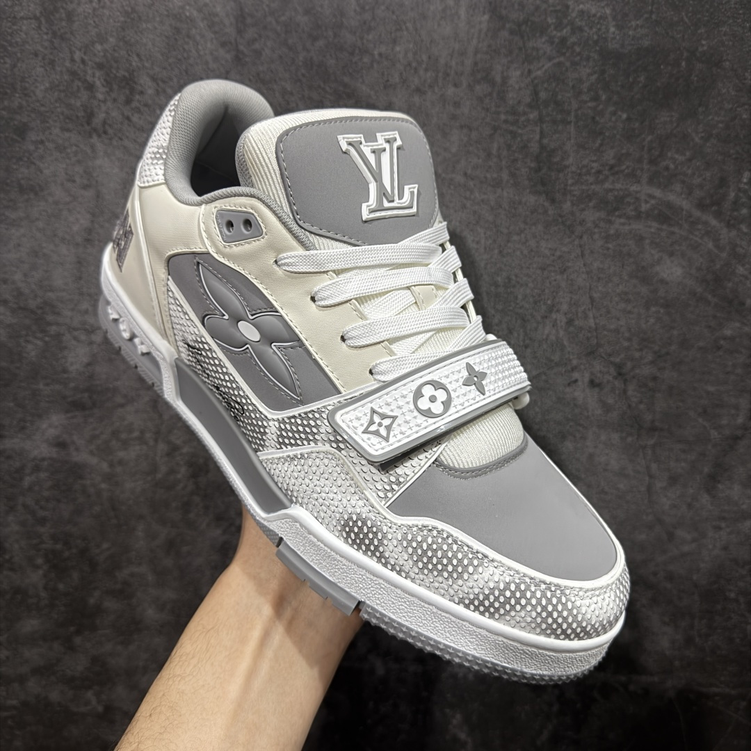 图片[3]-【YS纯原】 顶级莞产 市场唯一正确版本 Louis Vuitton路易威登 LV Trainer 系列 高奢运动鞋 巴黎限定 牛皮 灰蓝 ✦ 芯片配置，✦ 挂饰 NFC 芯片秒进官网 ✦ 同步 ZP 官网空胶工艺，结构逻辑一致 ✦ 正确胶片断点式设计，细节克制到位 ✦ 中底油印字母比例按原版还原 ✦ 1：1 原楦格板 / 楦头 / 刀磨 全新升级 ✦ 独家定制压纹麂皮，用料细腻耐看 ✦ 原版开模 TPU 大底 ✦ 脚感与质感取向偏原版 ✦ 代购指定高端版本 ✦ 全新升级 双盒礼盒 ✦ 全套配件齐全，整体完成度高 尺码：39–45-选品中心