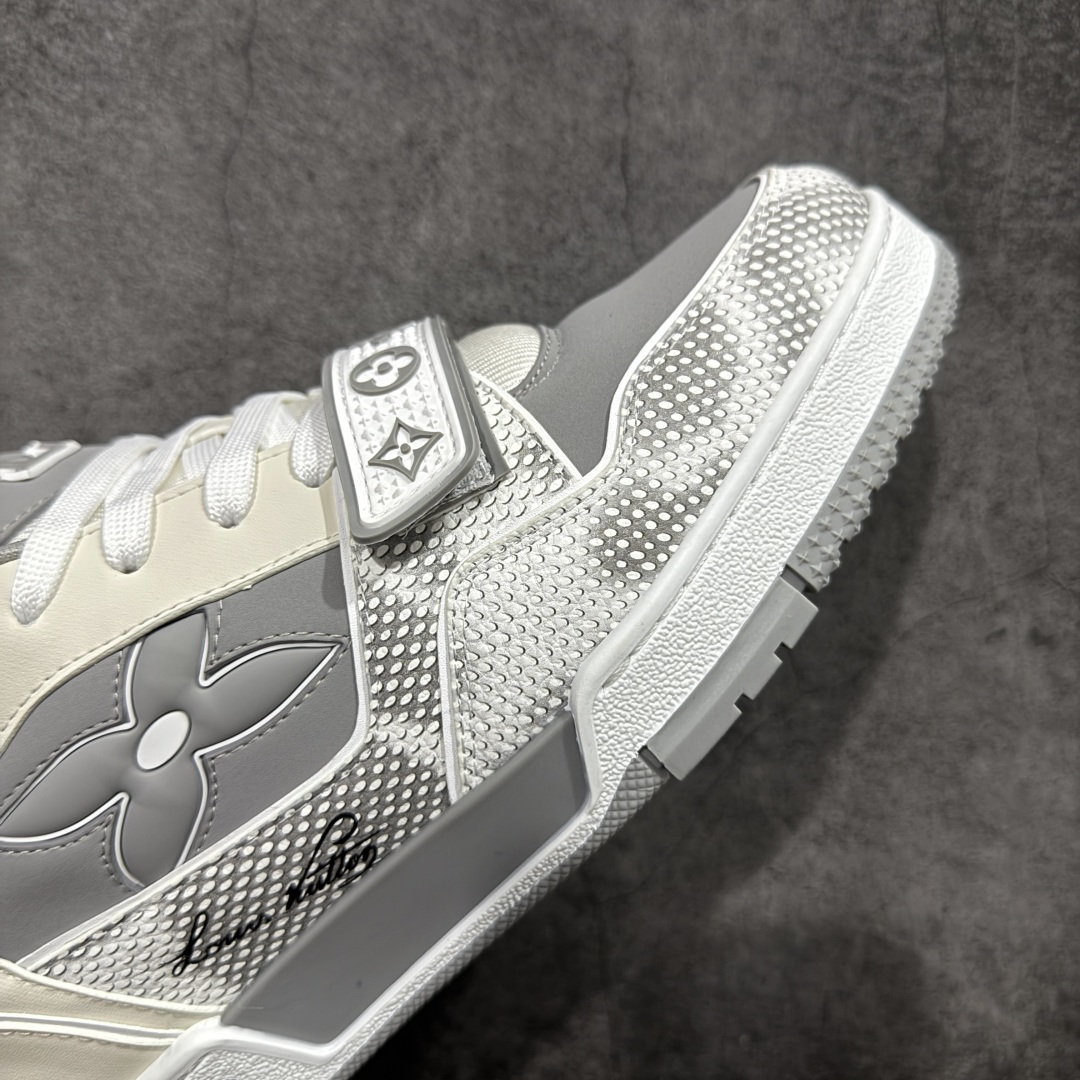 图片[6]-【YS纯原】 顶级莞产 市场唯一正确版本 Louis Vuitton路易威登 LV Trainer 系列 高奢运动鞋 巴黎限定 牛皮 灰蓝 ✦ 芯片配置，✦ 挂饰 NFC 芯片秒进官网 ✦ 同步 ZP 官网空胶工艺，结构逻辑一致 ✦ 正确胶片断点式设计，细节克制到位 ✦ 中底油印字母比例按原版还原 ✦ 1：1 原楦格板 / 楦头 / 刀磨 全新升级 ✦ 独家定制压纹麂皮，用料细腻耐看 ✦ 原版开模 TPU 大底 ✦ 脚感与质感取向偏原版 ✦ 代购指定高端版本 ✦ 全新升级 双盒礼盒 ✦ 全套配件齐全，整体完成度高 尺码：39–45-选品中心