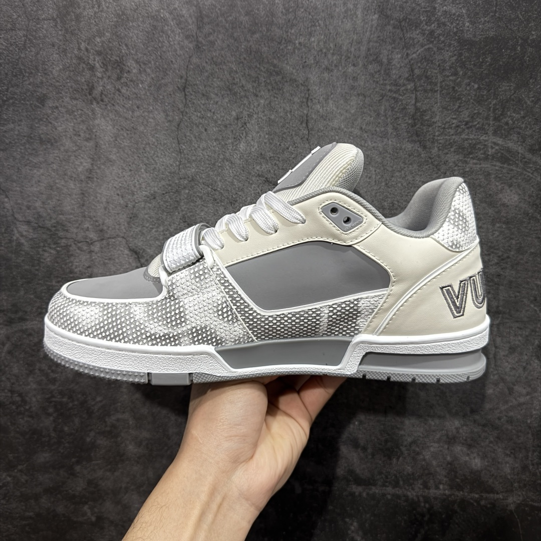 图片[2]-【YS纯原】 顶级莞产 市场唯一正确版本 Louis Vuitton路易威登 LV Trainer 系列 高奢运动鞋 巴黎限定 牛皮 灰蓝 ✦ 芯片配置，✦ 挂饰 NFC 芯片秒进官网 ✦ 同步 ZP 官网空胶工艺，结构逻辑一致 ✦ 正确胶片断点式设计，细节克制到位 ✦ 中底油印字母比例按原版还原 ✦ 1：1 原楦格板 / 楦头 / 刀磨 全新升级 ✦ 独家定制压纹麂皮，用料细腻耐看 ✦ 原版开模 TPU 大底 ✦ 脚感与质感取向偏原版 ✦ 代购指定高端版本 ✦ 全新升级 双盒礼盒 ✦ 全套配件齐全，整体完成度高 尺码：39–45-选品中心