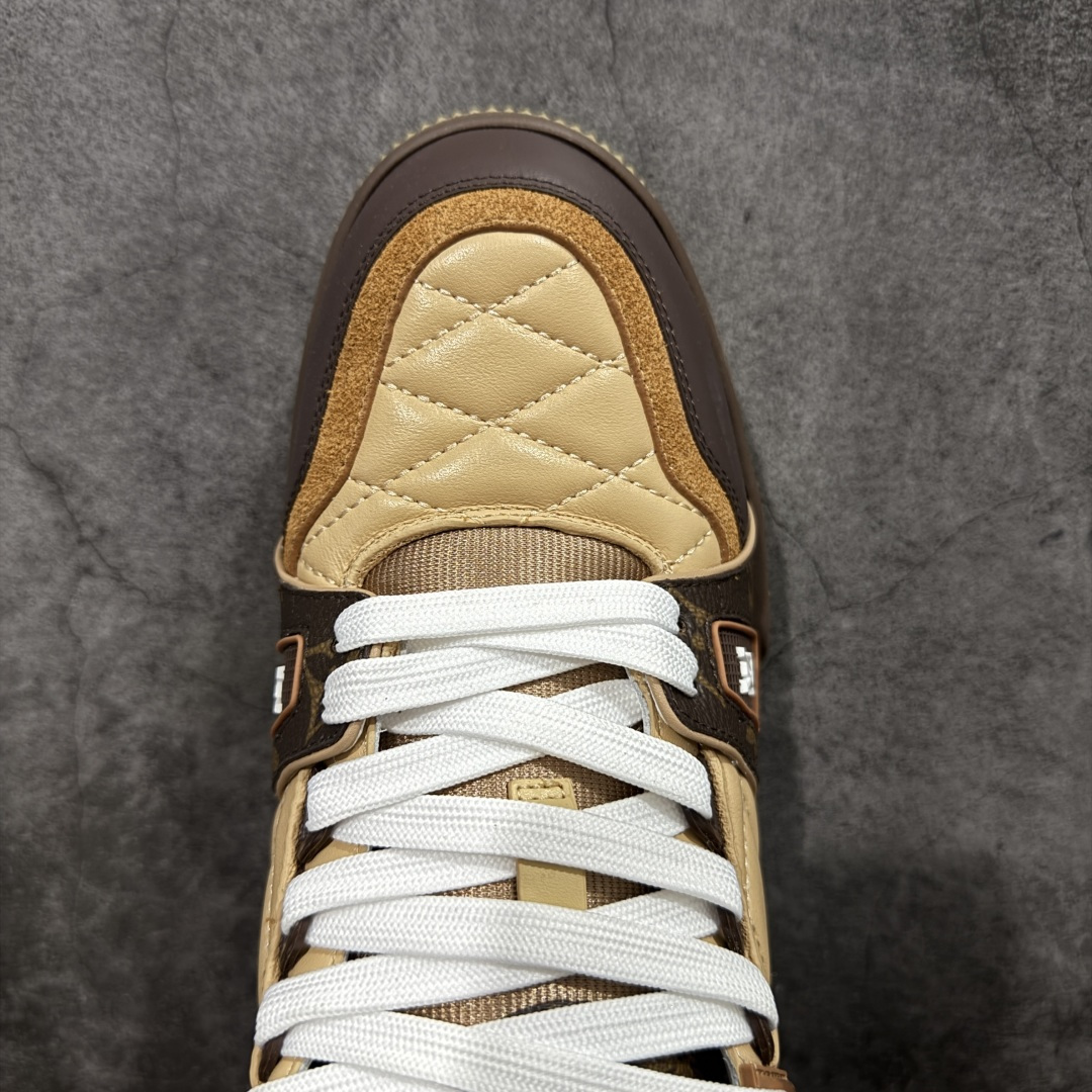 图片[5]-【YS纯原】 顶级莞产 市场唯一正确版本 Louis Vuitton路易威登 LV Trainer 系列 高奢运动鞋 巴黎限定 牛皮 棕色印花 ✦ 芯片配置，✦ 挂饰 NFC 芯片秒进官网 ✦ 同步 ZP 官网空胶工艺，结构逻辑一致 ✦ 正确胶片断点式设计，细节克制到位 ✦ 中底油印字母比例按原版还原 ✦ 1：1 原楦格板 / 楦头 / 刀磨 全新升级 ✦ 独家定制压纹麂皮，用料细腻耐看 ✦ 原版开模 TPU 大底 ✦ 脚感与质感取向偏原版 ✦ 代购指定高端版本 ✦ 全新升级 双盒礼盒 ✦ 全套配件齐全，整体完成度高 尺码：39–45-选品中心