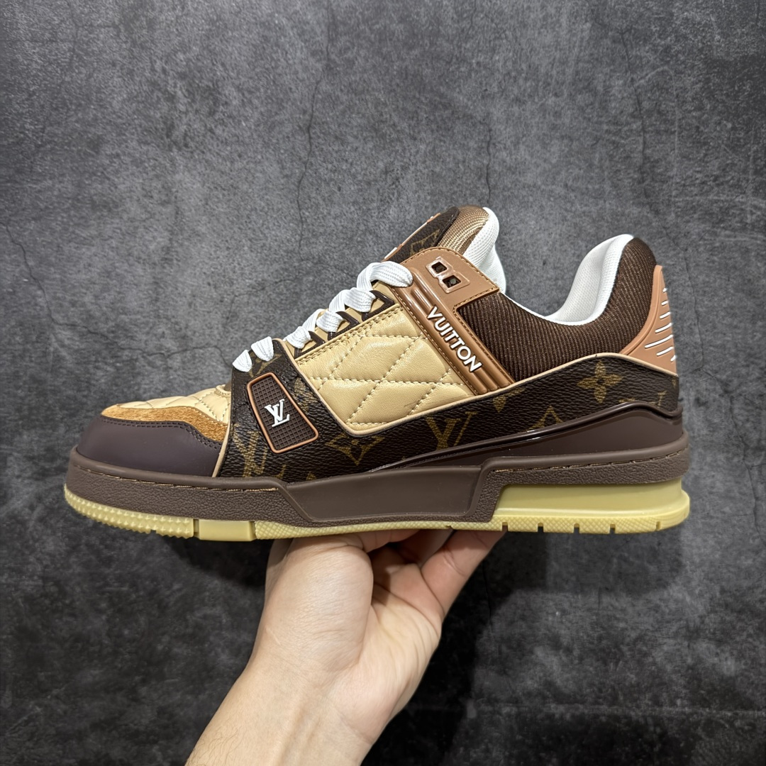 图片[2]-【YS纯原】 顶级莞产 市场唯一正确版本 Louis Vuitton路易威登 LV Trainer 系列 高奢运动鞋 巴黎限定 牛皮 棕色印花 ✦ 芯片配置，✦ 挂饰 NFC 芯片秒进官网 ✦ 同步 ZP 官网空胶工艺，结构逻辑一致 ✦ 正确胶片断点式设计，细节克制到位 ✦ 中底油印字母比例按原版还原 ✦ 1：1 原楦格板 / 楦头 / 刀磨 全新升级 ✦ 独家定制压纹麂皮，用料细腻耐看 ✦ 原版开模 TPU 大底 ✦ 脚感与质感取向偏原版 ✦ 代购指定高端版本 ✦ 全新升级 双盒礼盒 ✦ 全套配件齐全，整体完成度高 尺码：39–45-选品中心