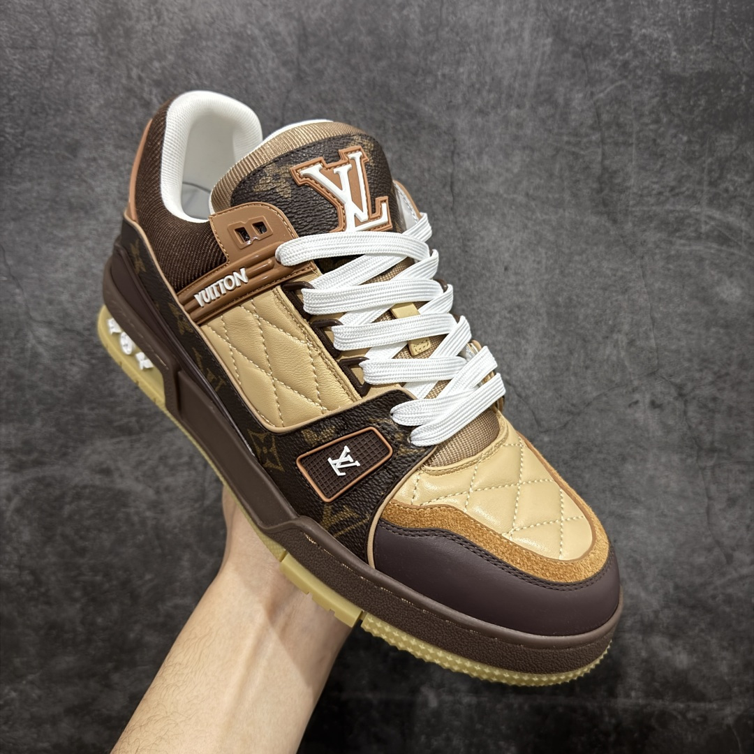 图片[3]-【YS纯原】 顶级莞产 市场唯一正确版本 Louis Vuitton路易威登 LV Trainer 系列 高奢运动鞋 巴黎限定 牛皮 棕色印花 ✦ 芯片配置，✦ 挂饰 NFC 芯片秒进官网 ✦ 同步 ZP 官网空胶工艺，结构逻辑一致 ✦ 正确胶片断点式设计，细节克制到位 ✦ 中底油印字母比例按原版还原 ✦ 1：1 原楦格板 / 楦头 / 刀磨 全新升级 ✦ 独家定制压纹麂皮，用料细腻耐看 ✦ 原版开模 TPU 大底 ✦ 脚感与质感取向偏原版 ✦ 代购指定高端版本 ✦ 全新升级 双盒礼盒 ✦ 全套配件齐全，整体完成度高 尺码：39–45-选品中心
