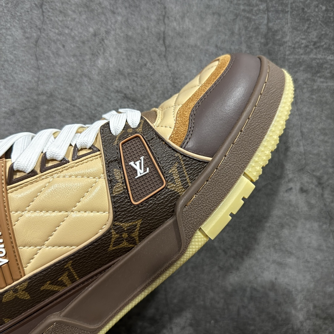 图片[6]-【YS纯原】 顶级莞产 市场唯一正确版本 Louis Vuitton路易威登 LV Trainer 系列 高奢运动鞋 巴黎限定 牛皮 棕色印花 ✦ 芯片配置，✦ 挂饰 NFC 芯片秒进官网 ✦ 同步 ZP 官网空胶工艺，结构逻辑一致 ✦ 正确胶片断点式设计，细节克制到位 ✦ 中底油印字母比例按原版还原 ✦ 1：1 原楦格板 / 楦头 / 刀磨 全新升级 ✦ 独家定制压纹麂皮，用料细腻耐看 ✦ 原版开模 TPU 大底 ✦ 脚感与质感取向偏原版 ✦ 代购指定高端版本 ✦ 全新升级 双盒礼盒 ✦ 全套配件齐全，整体完成度高 尺码：39–45-选品中心
