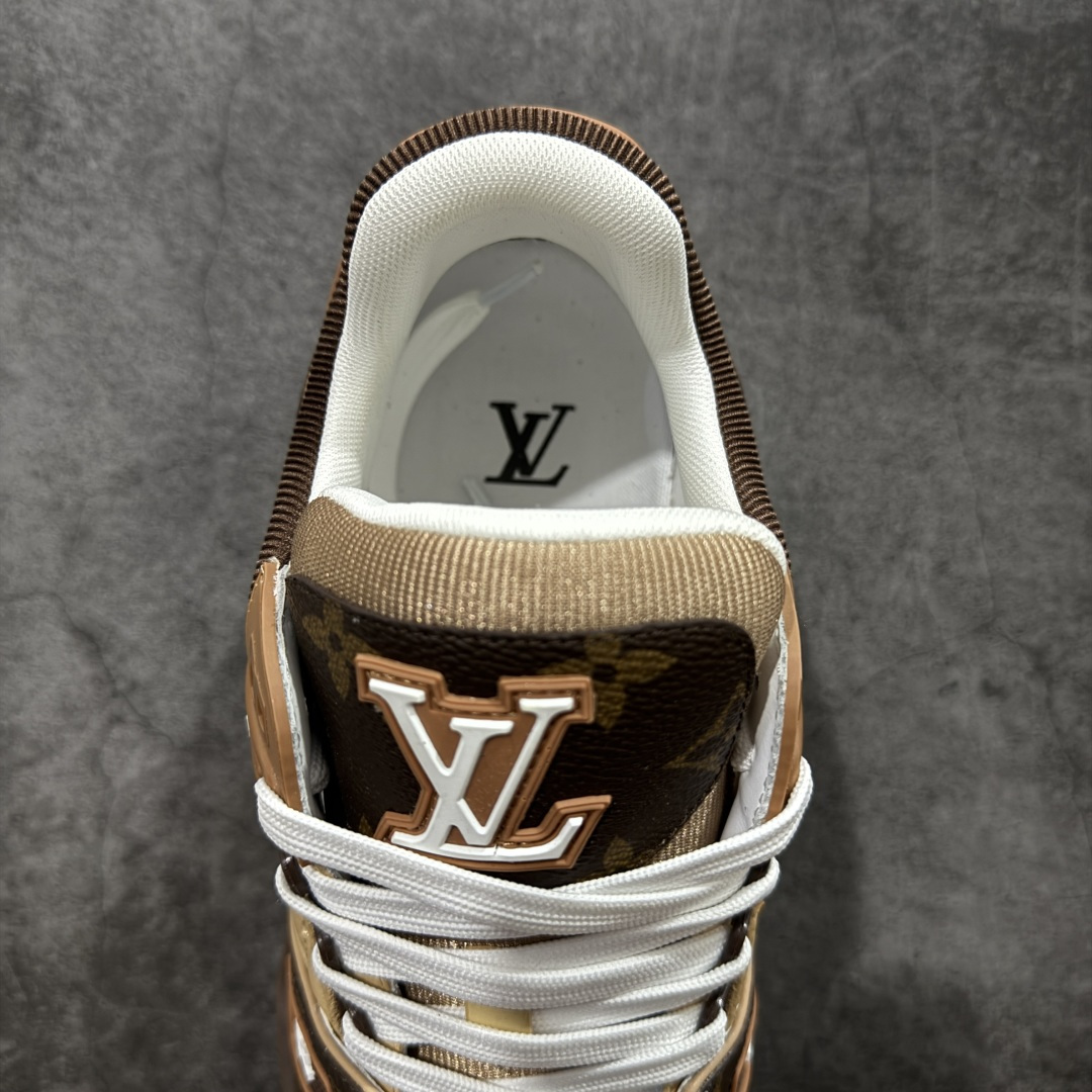 图片[8]-【YS纯原】 顶级莞产 市场唯一正确版本 Louis Vuitton路易威登 LV Trainer 系列 高奢运动鞋 巴黎限定 牛皮 棕色印花 ✦ 芯片配置，✦ 挂饰 NFC 芯片秒进官网 ✦ 同步 ZP 官网空胶工艺，结构逻辑一致 ✦ 正确胶片断点式设计，细节克制到位 ✦ 中底油印字母比例按原版还原 ✦ 1：1 原楦格板 / 楦头 / 刀磨 全新升级 ✦ 独家定制压纹麂皮，用料细腻耐看 ✦ 原版开模 TPU 大底 ✦ 脚感与质感取向偏原版 ✦ 代购指定高端版本 ✦ 全新升级 双盒礼盒 ✦ 全套配件齐全，整体完成度高 尺码：39–45-选品中心