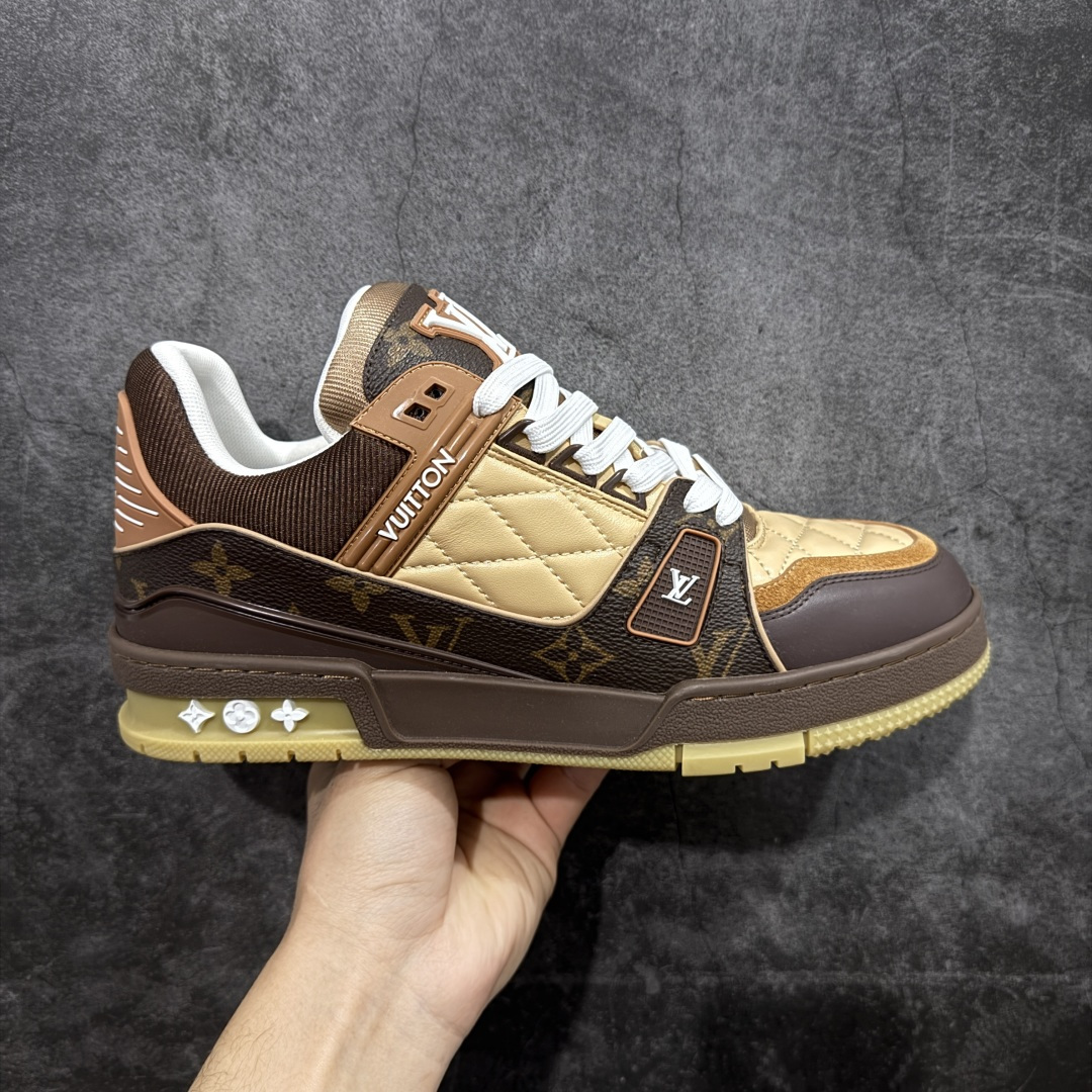 【YS纯原】 顶级莞产 市场唯一正确版本 Louis Vuitton路易威登 LV Trainer 系列 高奢运动鞋 巴黎限定 牛皮 棕色印花 ✦ 芯片配置，✦ 挂饰 NFC 芯片秒进官网 ✦ 同步 ZP 官网空胶工艺，结构逻辑一致 ✦ 正确胶片断点式设计，细节克制到位 ✦ 中底油印字母比例按原版还原 ✦ 1：1 原楦格板 / 楦头 / 刀磨 全新升级 ✦ 独家定制压纹麂皮，用料细腻耐看 ✦ 原版开模 TPU 大底 ✦ 脚感与质感取向偏原版 ✦ 代购指定高端版本 ✦ 全新升级 双盒礼盒 ✦ 全套配件齐全，整体完成度高 尺码：39–45-选品中心