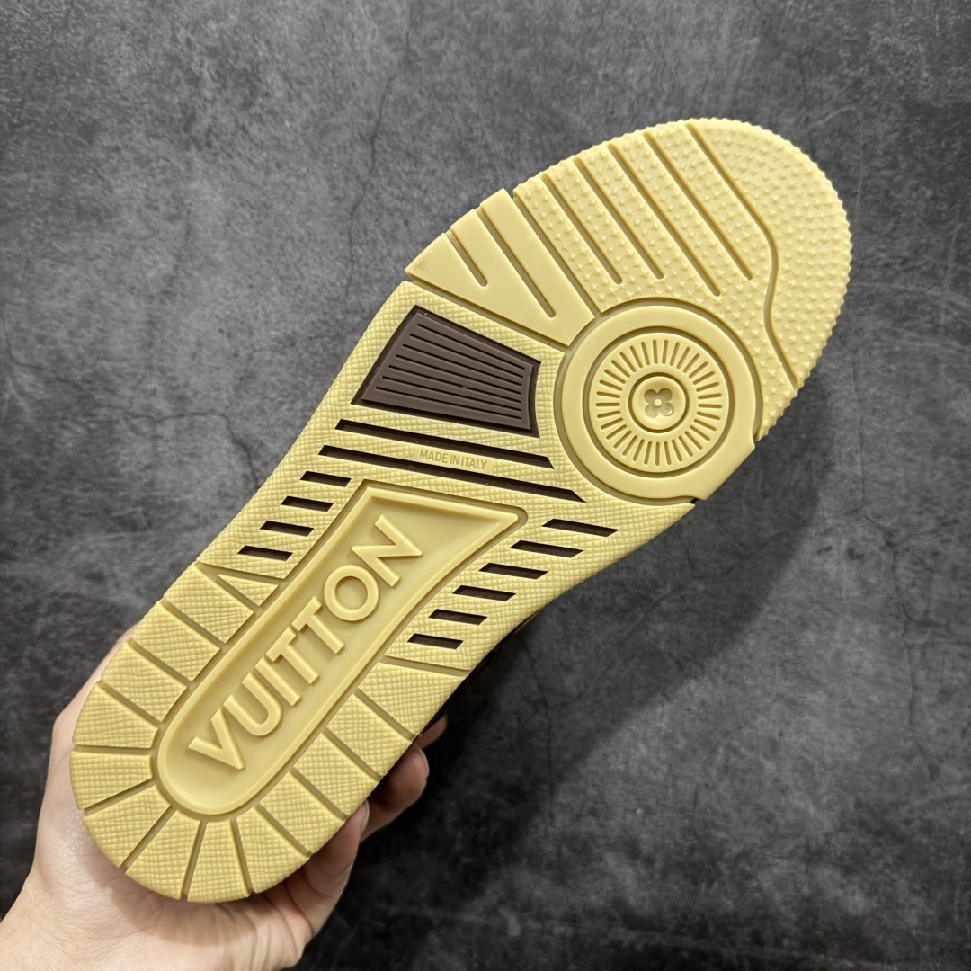 图片[9]-【YS纯原】 顶级莞产 市场唯一正确版本 Louis Vuitton路易威登 LV Trainer 系列 高奢运动鞋 巴黎限定 牛皮 棕色印花 ✦ 芯片配置，✦ 挂饰 NFC 芯片秒进官网 ✦ 同步 ZP 官网空胶工艺，结构逻辑一致 ✦ 正确胶片断点式设计，细节克制到位 ✦ 中底油印字母比例按原版还原 ✦ 1：1 原楦格板 / 楦头 / 刀磨 全新升级 ✦ 独家定制压纹麂皮，用料细腻耐看 ✦ 原版开模 TPU 大底 ✦ 脚感与质感取向偏原版 ✦ 代购指定高端版本 ✦ 全新升级 双盒礼盒 ✦ 全套配件齐全，整体完成度高 尺码：39–45-选品中心