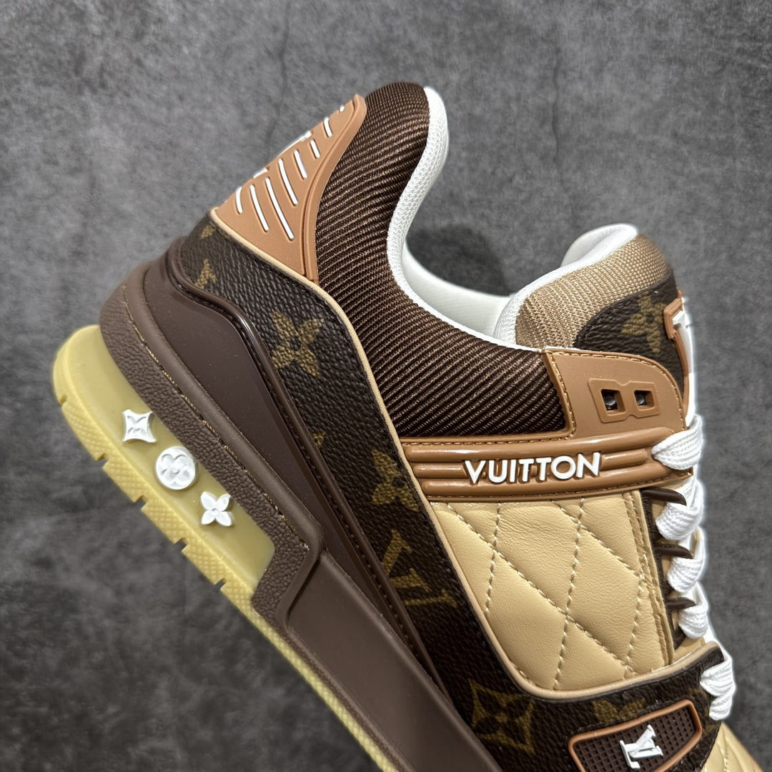 图片[7]-【YS纯原】 顶级莞产 市场唯一正确版本 Louis Vuitton路易威登 LV Trainer 系列 高奢运动鞋 巴黎限定 牛皮 棕色印花 ✦ 芯片配置，✦ 挂饰 NFC 芯片秒进官网 ✦ 同步 ZP 官网空胶工艺，结构逻辑一致 ✦ 正确胶片断点式设计，细节克制到位 ✦ 中底油印字母比例按原版还原 ✦ 1：1 原楦格板 / 楦头 / 刀磨 全新升级 ✦ 独家定制压纹麂皮，用料细腻耐看 ✦ 原版开模 TPU 大底 ✦ 脚感与质感取向偏原版 ✦ 代购指定高端版本 ✦ 全新升级 双盒礼盒 ✦ 全套配件齐全，整体完成度高 尺码：39–45-选品中心