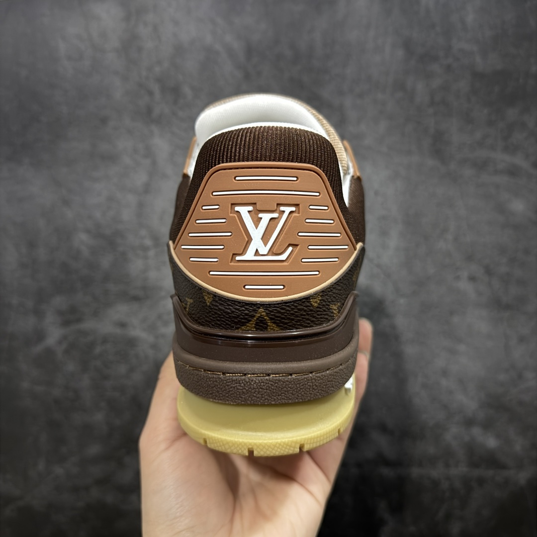 图片[4]-【YS纯原】 顶级莞产 市场唯一正确版本 Louis Vuitton路易威登 LV Trainer 系列 高奢运动鞋 巴黎限定 牛皮 棕色印花 ✦ 芯片配置，✦ 挂饰 NFC 芯片秒进官网 ✦ 同步 ZP 官网空胶工艺，结构逻辑一致 ✦ 正确胶片断点式设计，细节克制到位 ✦ 中底油印字母比例按原版还原 ✦ 1：1 原楦格板 / 楦头 / 刀磨 全新升级 ✦ 独家定制压纹麂皮，用料细腻耐看 ✦ 原版开模 TPU 大底 ✦ 脚感与质感取向偏原版 ✦ 代购指定高端版本 ✦ 全新升级 双盒礼盒 ✦ 全套配件齐全，整体完成度高 尺码：39–45-选品中心
