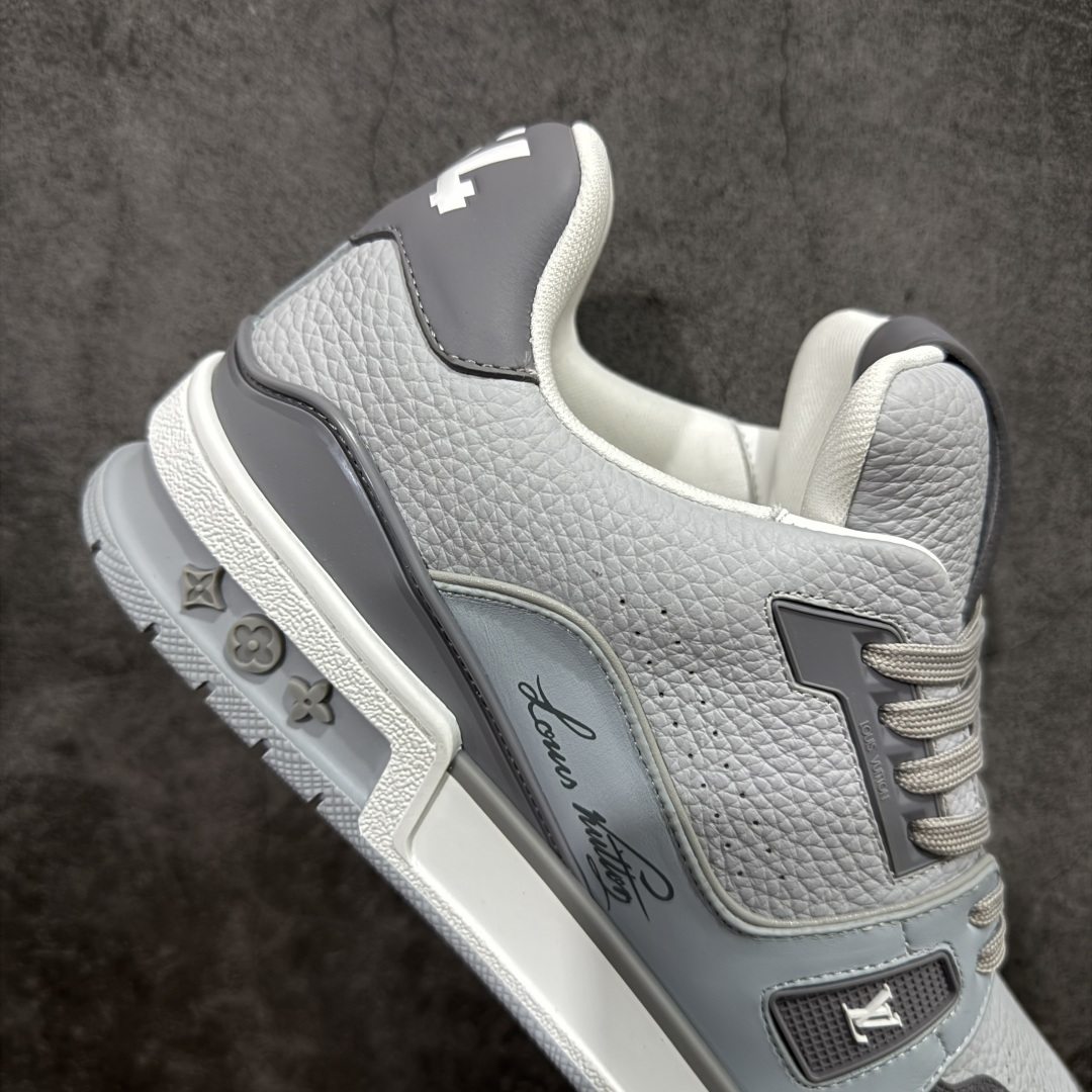 图片[7]-【YS纯原】 顶级莞产 市场唯一正确版本 Louis Vuitton路易威登 LV Trainer 系列 高奢运动鞋 巴黎限定 牛皮 灰蓝 ✦ 芯片配置，✦ 挂饰 NFC 芯片秒进官网 ✦ 同步 ZP 官网空胶工艺，结构逻辑一致 ✦ 正确胶片断点式设计，细节克制到位 ✦ 中底油印字母比例按原版还原 ✦ 1：1 原楦格板 / 楦头 / 刀磨 全新升级 ✦ 独家定制压纹麂皮，用料细腻耐看 ✦ 原版开模 TPU 大底 ✦ 脚感与质感取向偏原版 ✦ 代购指定高端版本 ✦ 全新升级 双盒礼盒 ✦ 全套配件齐全，整体完成度高 尺码：39–45-选品中心