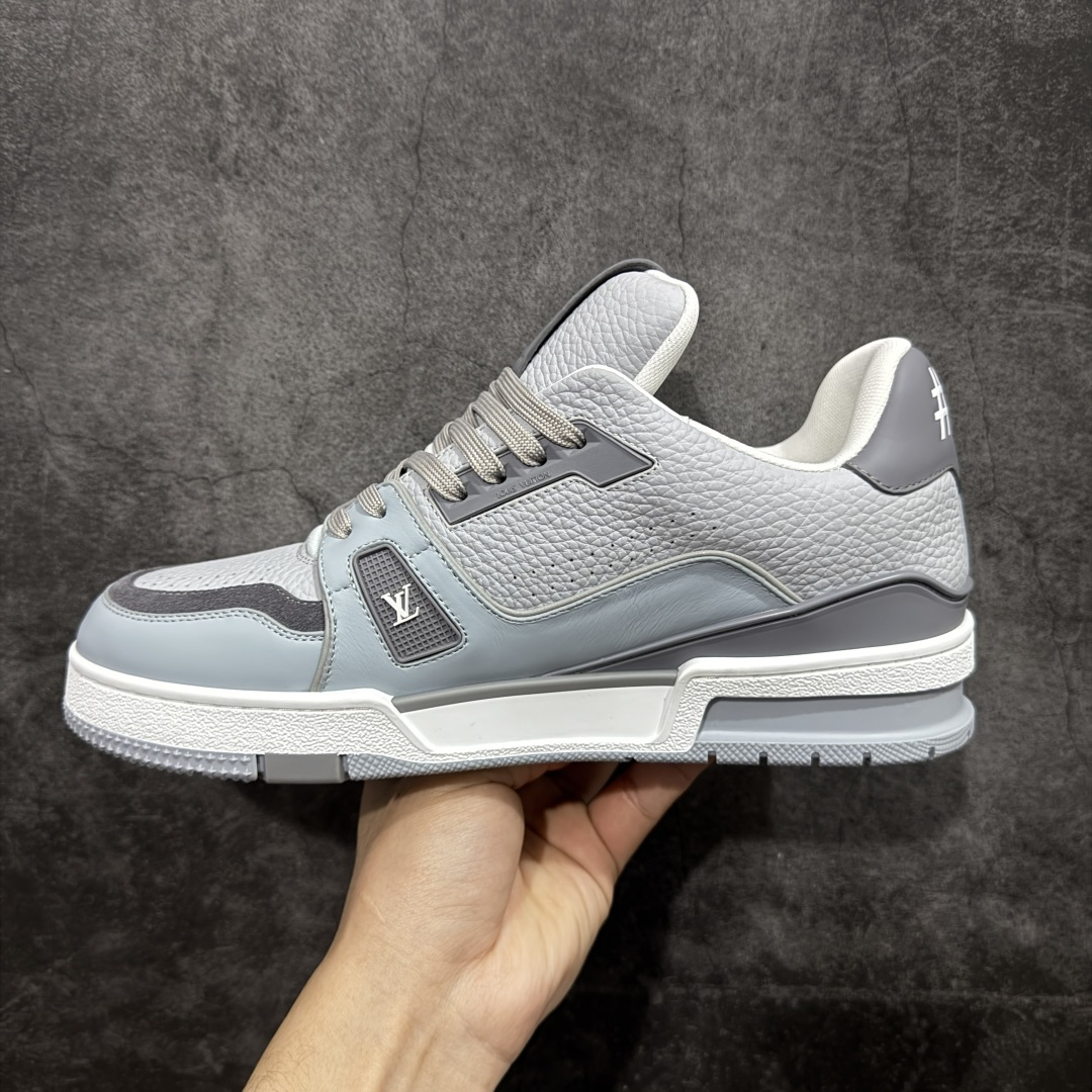图片[2]-【YS纯原】 顶级莞产 市场唯一正确版本 Louis Vuitton路易威登 LV Trainer 系列 高奢运动鞋 巴黎限定 牛皮 灰蓝 ✦ 芯片配置，✦ 挂饰 NFC 芯片秒进官网 ✦ 同步 ZP 官网空胶工艺，结构逻辑一致 ✦ 正确胶片断点式设计，细节克制到位 ✦ 中底油印字母比例按原版还原 ✦ 1：1 原楦格板 / 楦头 / 刀磨 全新升级 ✦ 独家定制压纹麂皮，用料细腻耐看 ✦ 原版开模 TPU 大底 ✦ 脚感与质感取向偏原版 ✦ 代购指定高端版本 ✦ 全新升级 双盒礼盒 ✦ 全套配件齐全，整体完成度高 尺码：39–45-选品中心