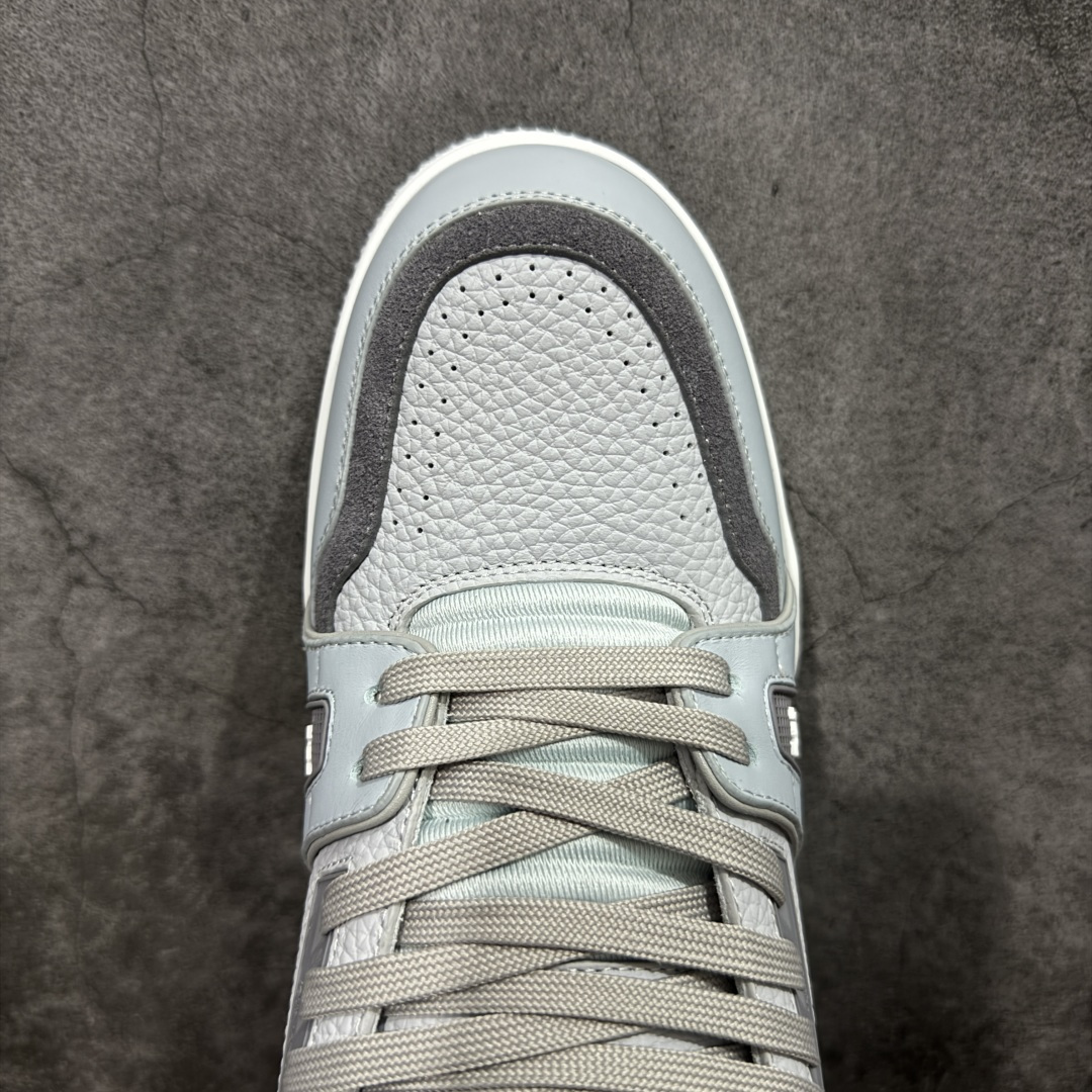 图片[5]-【YS纯原】 顶级莞产 市场唯一正确版本 Louis Vuitton路易威登 LV Trainer 系列 高奢运动鞋 巴黎限定 牛皮 灰蓝 ✦ 芯片配置，✦ 挂饰 NFC 芯片秒进官网 ✦ 同步 ZP 官网空胶工艺，结构逻辑一致 ✦ 正确胶片断点式设计，细节克制到位 ✦ 中底油印字母比例按原版还原 ✦ 1：1 原楦格板 / 楦头 / 刀磨 全新升级 ✦ 独家定制压纹麂皮，用料细腻耐看 ✦ 原版开模 TPU 大底 ✦ 脚感与质感取向偏原版 ✦ 代购指定高端版本 ✦ 全新升级 双盒礼盒 ✦ 全套配件齐全，整体完成度高 尺码：39–45-选品中心