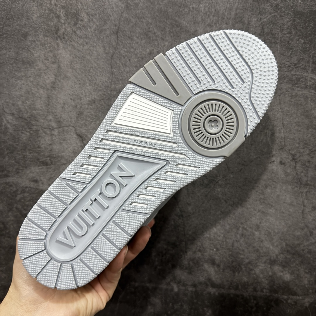 图片[9]-【YS纯原】 顶级莞产 市场唯一正确版本 Louis Vuitton路易威登 LV Trainer 系列 高奢运动鞋 巴黎限定 牛皮 灰蓝 ✦ 芯片配置，✦ 挂饰 NFC 芯片秒进官网 ✦ 同步 ZP 官网空胶工艺，结构逻辑一致 ✦ 正确胶片断点式设计，细节克制到位 ✦ 中底油印字母比例按原版还原 ✦ 1：1 原楦格板 / 楦头 / 刀磨 全新升级 ✦ 独家定制压纹麂皮，用料细腻耐看 ✦ 原版开模 TPU 大底 ✦ 脚感与质感取向偏原版 ✦ 代购指定高端版本 ✦ 全新升级 双盒礼盒 ✦ 全套配件齐全，整体完成度高 尺码：39–45-选品中心