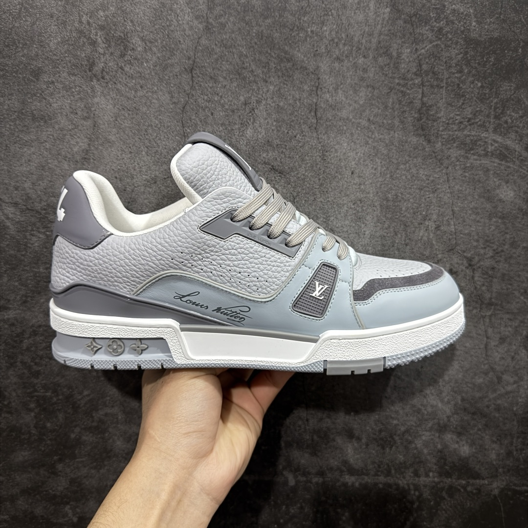 【YS纯原】 顶级莞产 市场唯一正确版本 Louis Vuitton路易威登 LV Trainer 系列 高奢运动鞋 巴黎限定 牛皮 灰蓝 ✦ 芯片配置,✦ 挂饰 NFC 芯片秒进官网 ✦ 同步 ZP 官网空胶工艺,结构逻辑一致 ✦ 正确胶片断点式设计,细节克制到位 ✦ 中底油印字母比例按原版还原 ✦ 1:1 原楦格板 / 楦头 / 刀磨 全新升级 ✦ 独家定制压纹麂皮,用料细腻耐看 ✦ 原版开模 TPU 大底 ✦ 脚感与质感取向偏原版 ✦ 代购指定高端版本 ✦ 全新升级 双盒礼盒 ✦ 全套配件齐全,整体完成度高 尺码:39–45-选品中心