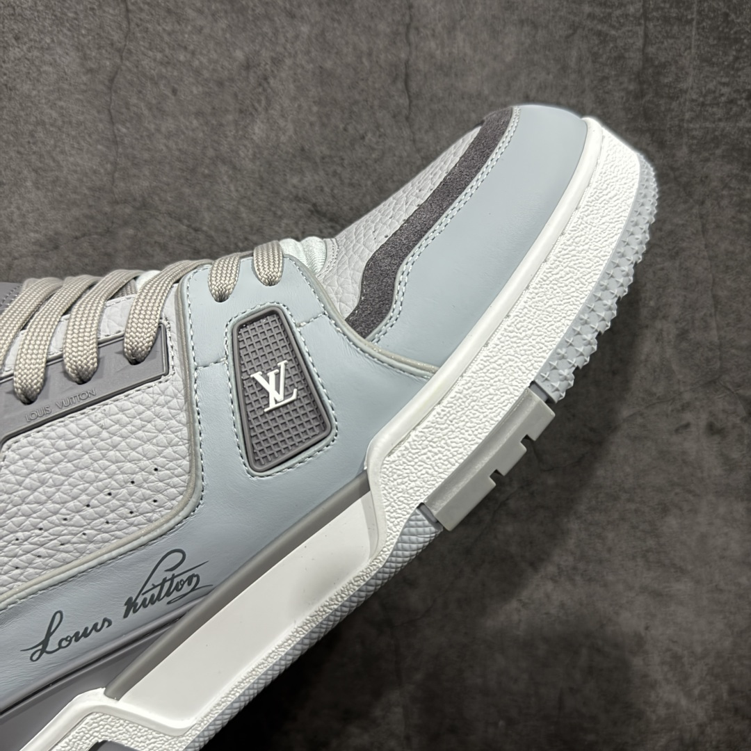 图片[6]-【YS纯原】 顶级莞产 市场唯一正确版本 Louis Vuitton路易威登 LV Trainer 系列 高奢运动鞋 巴黎限定 牛皮 灰蓝 ✦ 芯片配置，✦ 挂饰 NFC 芯片秒进官网 ✦ 同步 ZP 官网空胶工艺，结构逻辑一致 ✦ 正确胶片断点式设计，细节克制到位 ✦ 中底油印字母比例按原版还原 ✦ 1：1 原楦格板 / 楦头 / 刀磨 全新升级 ✦ 独家定制压纹麂皮，用料细腻耐看 ✦ 原版开模 TPU 大底 ✦ 脚感与质感取向偏原版 ✦ 代购指定高端版本 ✦ 全新升级 双盒礼盒 ✦ 全套配件齐全，整体完成度高 尺码：39–45-选品中心