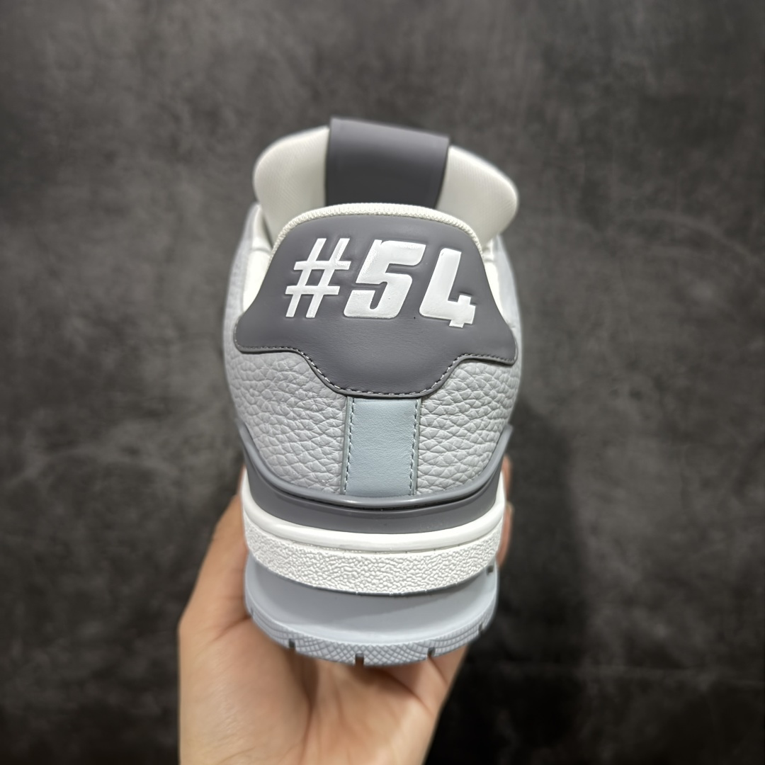 图片[4]-【YS纯原】 顶级莞产 市场唯一正确版本 Louis Vuitton路易威登 LV Trainer 系列 高奢运动鞋 巴黎限定 牛皮 灰蓝 ✦ 芯片配置，✦ 挂饰 NFC 芯片秒进官网 ✦ 同步 ZP 官网空胶工艺，结构逻辑一致 ✦ 正确胶片断点式设计，细节克制到位 ✦ 中底油印字母比例按原版还原 ✦ 1：1 原楦格板 / 楦头 / 刀磨 全新升级 ✦ 独家定制压纹麂皮，用料细腻耐看 ✦ 原版开模 TPU 大底 ✦ 脚感与质感取向偏原版 ✦ 代购指定高端版本 ✦ 全新升级 双盒礼盒 ✦ 全套配件齐全，整体完成度高 尺码：39–45-选品中心