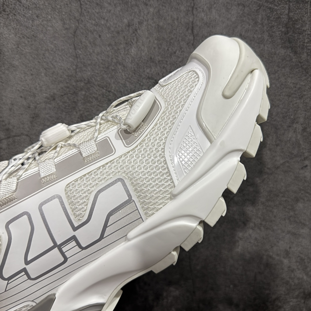 图片[6]-【YS纯原】莞产顶级 LOUIS VUITTON LV Runner Tatic Line Sneakers 2024 秋冬新款男士运动鞋系列 白色透气运动鞋 ✦ 鞋头与鞋跟采用粒面小牛皮 ✦ 手工打磨处理，并饰有 Monogram 细节 ✦ 配色涵盖黑白单色系 ✦ 以及白底搭配亮绿、海军蓝等对比方案 ✦ 鞋舌饰 LV 缩写 ✦ 后跟标注 Louis Vuitton 签名 ✦ 同季同步推出 LV Trainer Line ✦ LV Trainer Distressed 小牛皮鞋面结合银色铆钉与 LV 金属细节 复古光滑皮革＋凝胶注入外底，风格更偏街头 以健行鞋为灵感，融合网布与技术胶带材质 侧面标志性 LV 标识，搭配快速系带系统 鞋带点缀 Monogram 与 LV 元素 轻量耐磨橡胶外底，兼顾实穿与造型感 尺码：39-45-选品中心