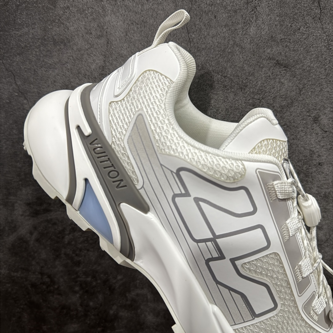 图片[7]-【YS纯原】莞产顶级 LOUIS VUITTON LV Runner Tatic Line Sneakers 2024 秋冬新款男士运动鞋系列 白色透气运动鞋 ✦ 鞋头与鞋跟采用粒面小牛皮 ✦ 手工打磨处理，并饰有 Monogram 细节 ✦ 配色涵盖黑白单色系 ✦ 以及白底搭配亮绿、海军蓝等对比方案 ✦ 鞋舌饰 LV 缩写 ✦ 后跟标注 Louis Vuitton 签名 ✦ 同季同步推出 LV Trainer Line ✦ LV Trainer Distressed 小牛皮鞋面结合银色铆钉与 LV 金属细节 复古光滑皮革＋凝胶注入外底，风格更偏街头 以健行鞋为灵感，融合网布与技术胶带材质 侧面标志性 LV 标识，搭配快速系带系统 鞋带点缀 Monogram 与 LV 元素 轻量耐磨橡胶外底，兼顾实穿与造型感 尺码：39-45-选品中心