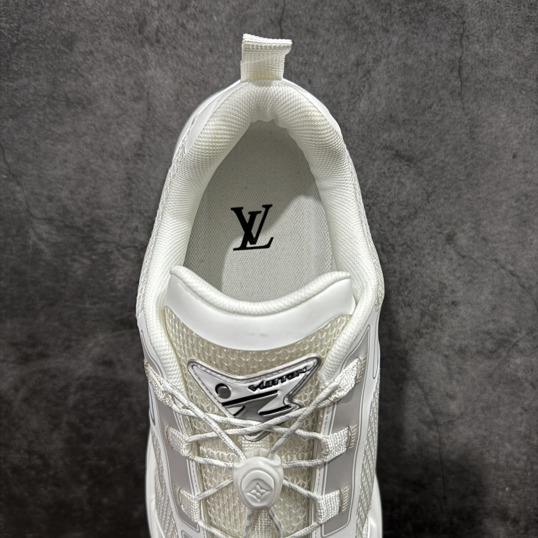 图片[8]-【YS纯原】莞产顶级 LOUIS VUITTON LV Runner Tatic Line Sneakers 2024 秋冬新款男士运动鞋系列 白色透气运动鞋 ✦ 鞋头与鞋跟采用粒面小牛皮 ✦ 手工打磨处理，并饰有 Monogram 细节 ✦ 配色涵盖黑白单色系 ✦ 以及白底搭配亮绿、海军蓝等对比方案 ✦ 鞋舌饰 LV 缩写 ✦ 后跟标注 Louis Vuitton 签名 ✦ 同季同步推出 LV Trainer Line ✦ LV Trainer Distressed 小牛皮鞋面结合银色铆钉与 LV 金属细节 复古光滑皮革＋凝胶注入外底，风格更偏街头 以健行鞋为灵感，融合网布与技术胶带材质 侧面标志性 LV 标识，搭配快速系带系统 鞋带点缀 Monogram 与 LV 元素 轻量耐磨橡胶外底，兼顾实穿与造型感 尺码：39-45-选品中心
