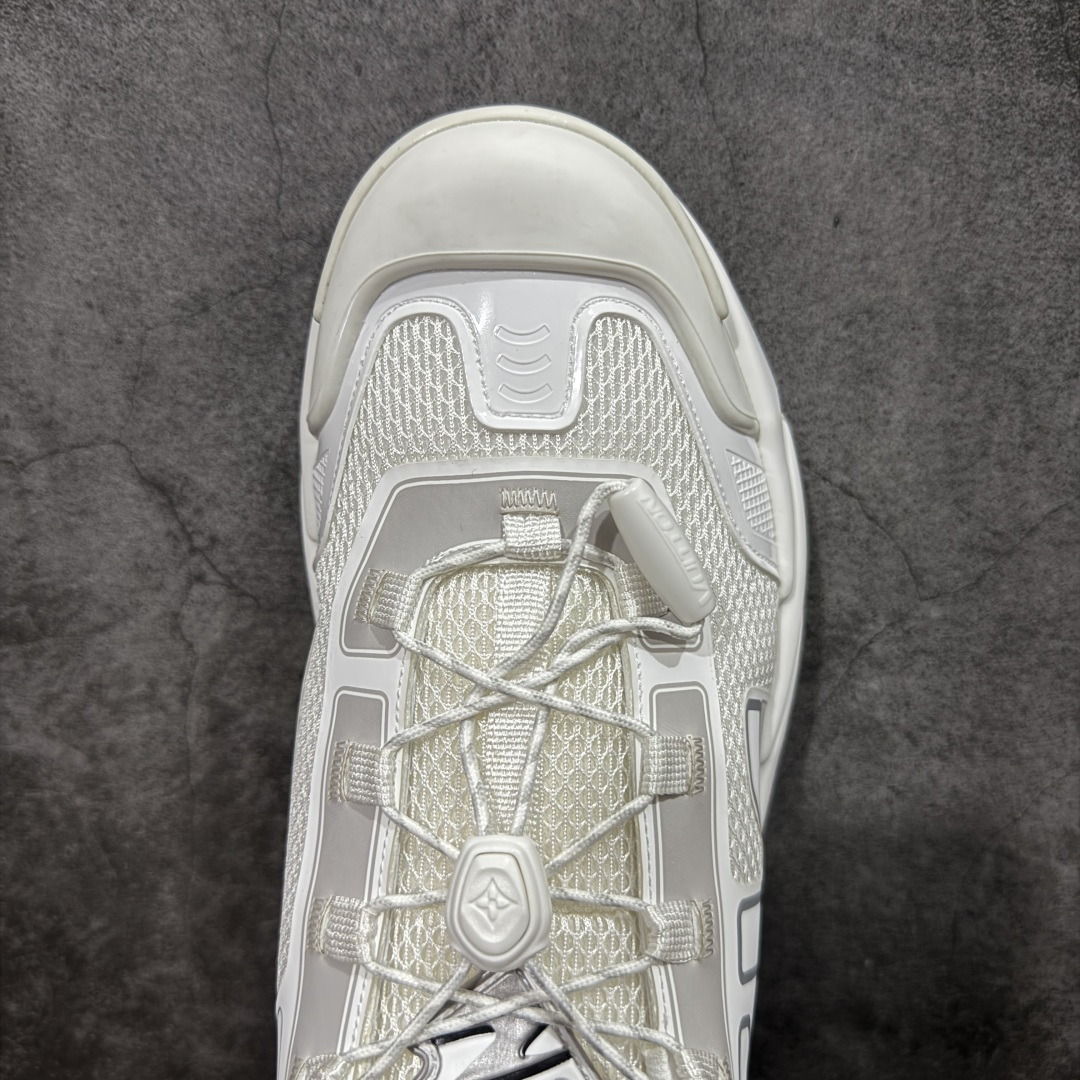 图片[5]-【YS纯原】莞产顶级 LOUIS VUITTON LV Runner Tatic Line Sneakers 2024 秋冬新款男士运动鞋系列 白色透气运动鞋 ✦ 鞋头与鞋跟采用粒面小牛皮 ✦ 手工打磨处理，并饰有 Monogram 细节 ✦ 配色涵盖黑白单色系 ✦ 以及白底搭配亮绿、海军蓝等对比方案 ✦ 鞋舌饰 LV 缩写 ✦ 后跟标注 Louis Vuitton 签名 ✦ 同季同步推出 LV Trainer Line ✦ LV Trainer Distressed 小牛皮鞋面结合银色铆钉与 LV 金属细节 复古光滑皮革＋凝胶注入外底，风格更偏街头 以健行鞋为灵感，融合网布与技术胶带材质 侧面标志性 LV 标识，搭配快速系带系统 鞋带点缀 Monogram 与 LV 元素 轻量耐磨橡胶外底，兼顾实穿与造型感 尺码：39-45-选品中心