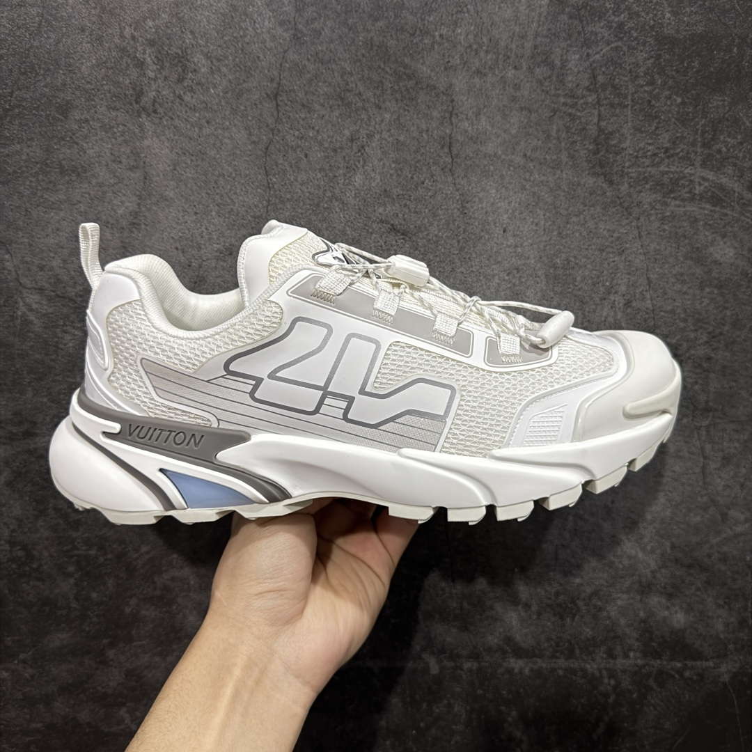 【YS纯原】莞产顶级 LOUIS VUITTON LV Runner Tatic Line Sneakers 2024 秋冬新款男士运动鞋系列 白色透气运动鞋 ✦ 鞋头与鞋跟采用粒面小牛皮 ✦ 手工打磨处理，并饰有 Monogram 细节 ✦ 配色涵盖黑白单色系 ✦ 以及白底搭配亮绿、海军蓝等对比方案 ✦ 鞋舌饰 LV 缩写 ✦ 后跟标注 Louis Vuitton 签名 ✦ 同季同步推出 LV Trainer Line ✦ LV Trainer Distressed 小牛皮鞋面结合银色铆钉与 LV 金属细节 复古光滑皮革＋凝胶注入外底，风格更偏街头 以健行鞋为灵感，融合网布与技术胶带材质 侧面标志性 LV 标识，搭配快速系带系统 鞋带点缀 Monogram 与 LV 元素 轻量耐磨橡胶外底，兼顾实穿与造型感 尺码：39-45-选品中心