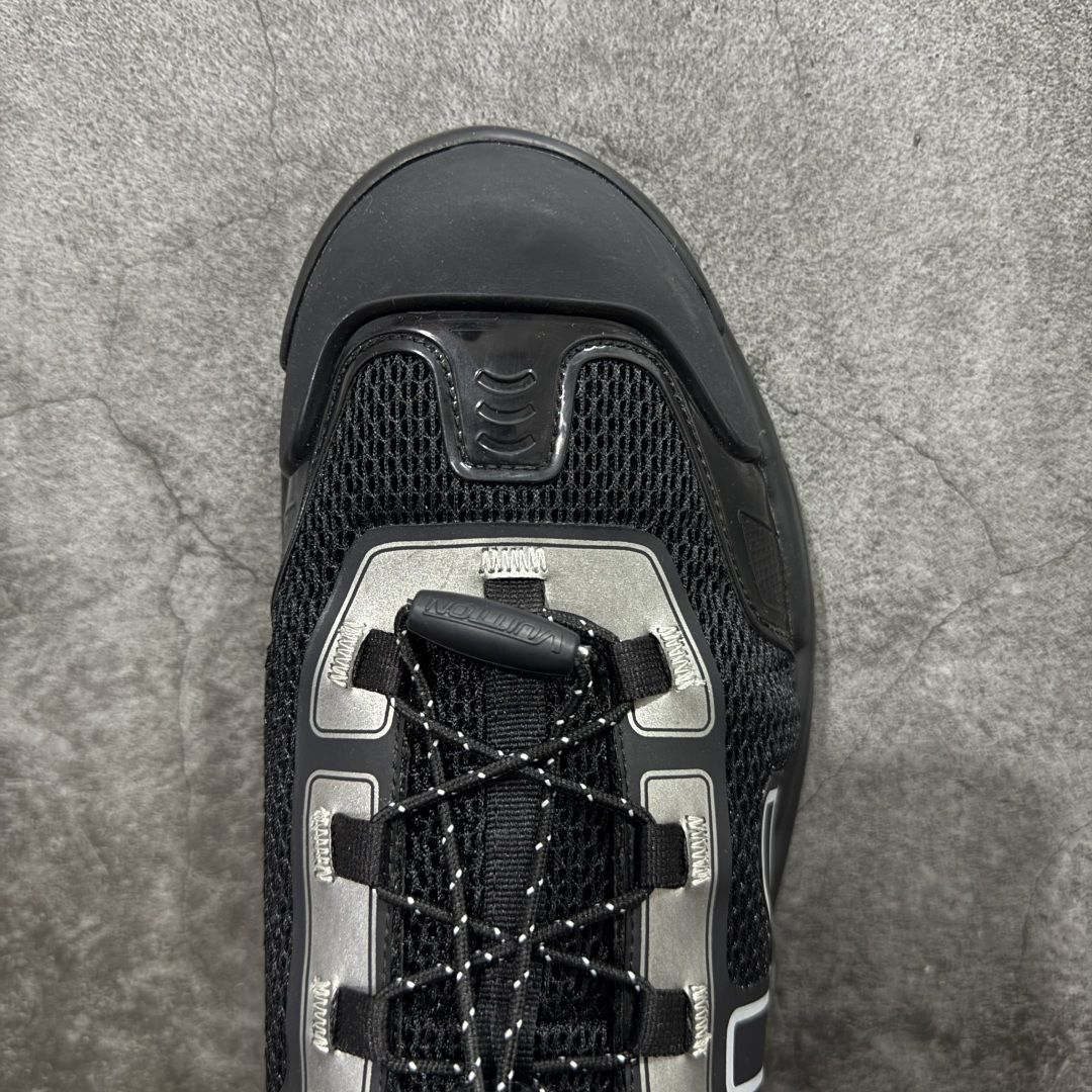 图片[5]-【YS纯原】莞产顶级 LOUIS VUITTON LV Runner Tatic Line Sneakers 2024 秋冬新款男士运动鞋系列 白色透气运动鞋 ✦ 鞋头与鞋跟采用粒面小牛皮 ✦ 手工打磨处理，并饰有 Monogram 细节 ✦ 配色涵盖黑白单色系 ✦ 以及白底搭配亮绿、海军蓝等对比方案 ✦ 鞋舌饰 LV 缩写 ✦ 后跟标注 Louis Vuitton 签名 ✦ 同季同步推出 LV Trainer Line ✦ LV Trainer Distressed 小牛皮鞋面结合银色铆钉与 LV 金属细节 复古光滑皮革＋凝胶注入外底，风格更偏街头 以健行鞋为灵感，融合网布与技术胶带材质 侧面标志性 LV 标识，搭配快速系带系统 鞋带点缀 Monogram 与 LV 元素 轻量耐磨橡胶外底，兼顾实穿与造型感 尺码：39-45-选品中心