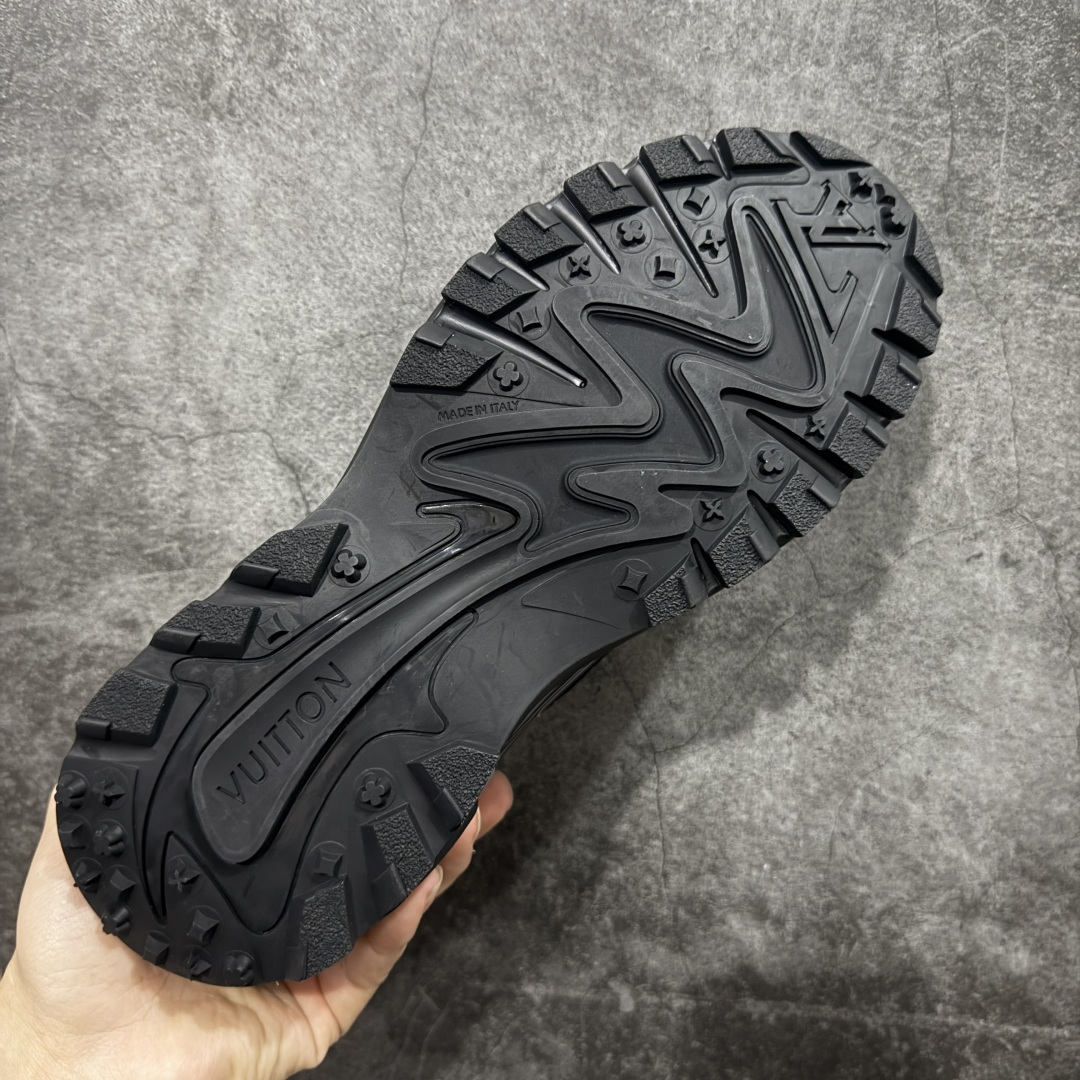 图片[9]-【YS纯原】莞产顶级 LOUIS VUITTON LV Runner Tatic Line Sneakers 2024 秋冬新款男士运动鞋系列 白色透气运动鞋 ✦ 鞋头与鞋跟采用粒面小牛皮 ✦ 手工打磨处理，并饰有 Monogram 细节 ✦ 配色涵盖黑白单色系 ✦ 以及白底搭配亮绿、海军蓝等对比方案 ✦ 鞋舌饰 LV 缩写 ✦ 后跟标注 Louis Vuitton 签名 ✦ 同季同步推出 LV Trainer Line ✦ LV Trainer Distressed 小牛皮鞋面结合银色铆钉与 LV 金属细节 复古光滑皮革＋凝胶注入外底，风格更偏街头 以健行鞋为灵感，融合网布与技术胶带材质 侧面标志性 LV 标识，搭配快速系带系统 鞋带点缀 Monogram 与 LV 元素 轻量耐磨橡胶外底，兼顾实穿与造型感 尺码：39-45-选品中心