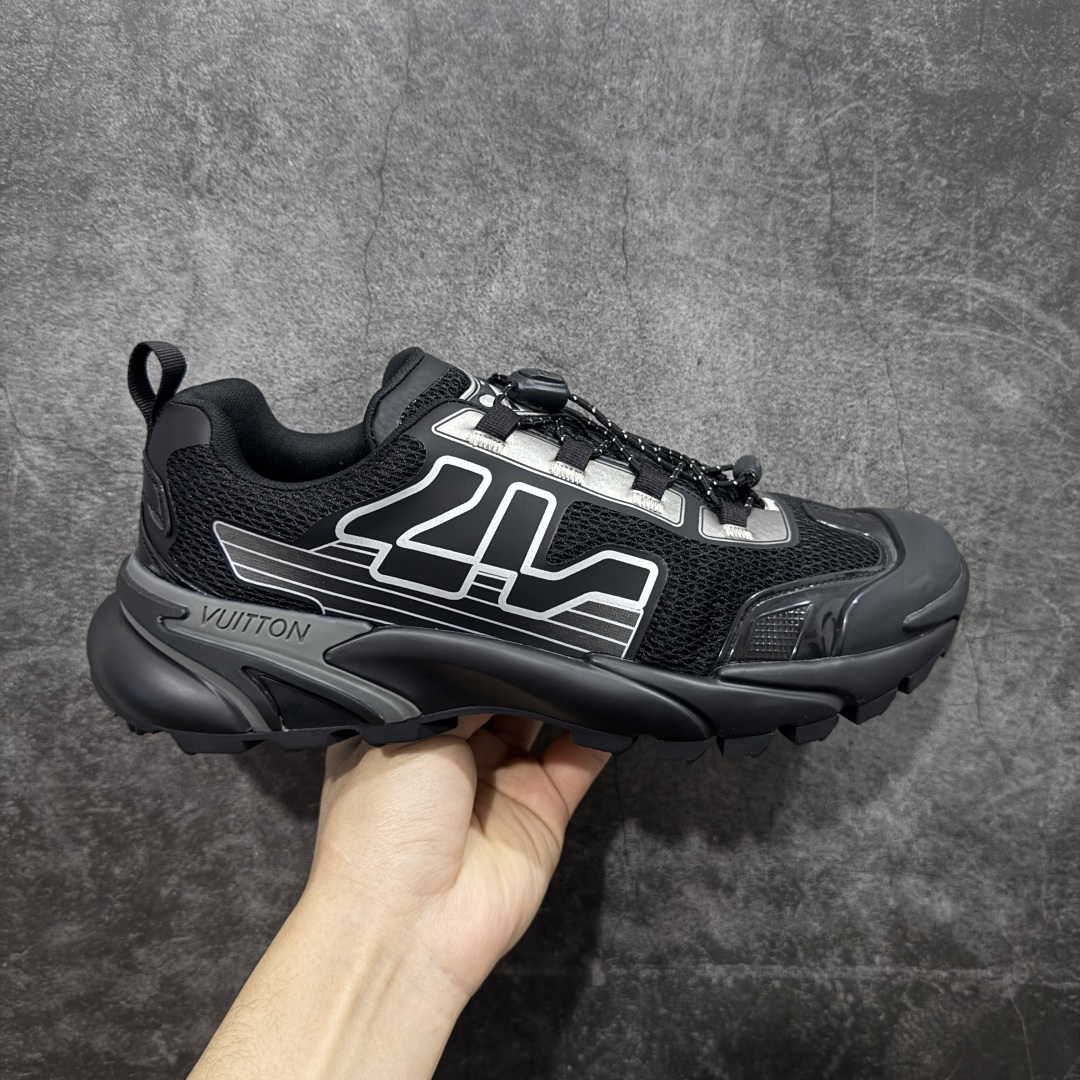 【YS纯原】莞产顶级 LOUIS VUITTON LV Runner Tatic Line Sneakers 2024 秋冬新款男士运动鞋系列 白色透气运动鞋 ✦ 鞋头与鞋跟采用粒面小牛皮 ✦ 手工打磨处理，并饰有 Monogram 细节 ✦ 配色涵盖黑白单色系 ✦ 以及白底搭配亮绿、海军蓝等对比方案 ✦ 鞋舌饰 LV 缩写 ✦ 后跟标注 Louis Vuitton 签名 ✦ 同季同步推出 LV Trainer Line ✦ LV Trainer Distressed 小牛皮鞋面结合银色铆钉与 LV 金属细节 复古光滑皮革＋凝胶注入外底，风格更偏街头 以健行鞋为灵感，融合网布与技术胶带材质 侧面标志性 LV 标识，搭配快速系带系统 鞋带点缀 Monogram 与 LV 元素 轻量耐磨橡胶外底，兼顾实穿与造型感 尺码：39-45-选品中心