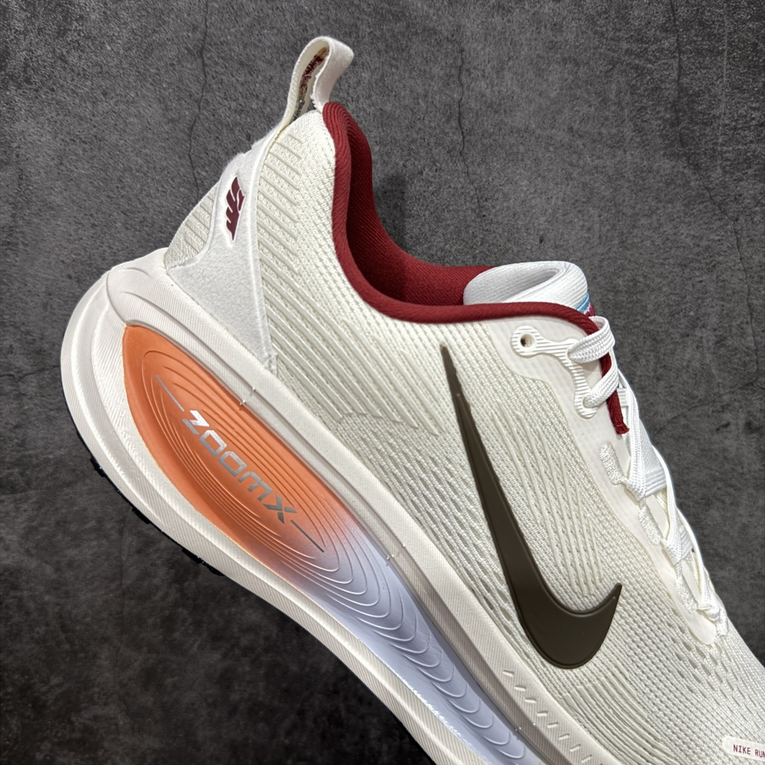 图片[7]-【XE纯原版】Nike Air Zoom Vomero 18 全新科技运动跑鞋IQ1131-120    目前市场最强品质 原版购入开发 鞋面采用硅胶发泡立体印刷 分体式组合大底 上层超临界ZOOM X泡棉 下层一次ReactX泡棉 区别市场一体底 超高质检清洁度 一切材质配件均与原版一致 原楦原纸板开发 匹配原版98%以上 完美弧度版型 原厂鞋标 立体反光鞋盒标 鞋盒防撞海绵 高端玩家必推版本 高价零售必推版本 欢迎对比市面任意版本‼️ 这双鞋简直是时尚与科技的完美融合。 经典黑色鞋面，质感爆棚，搭配超亮眼的银色大勾子，瞬间成为街头焦点。不仅颜值在线，缓震性能更是一绝 不管是日常出街还是慢跑锻炼，都能给双脚极致舒适体验。  码数超全，36-46码任你选！别犹豫啦，穿上它，轻松走出潮流范，开启你的时尚运动新旅程！ 码段：36-46-选品中心