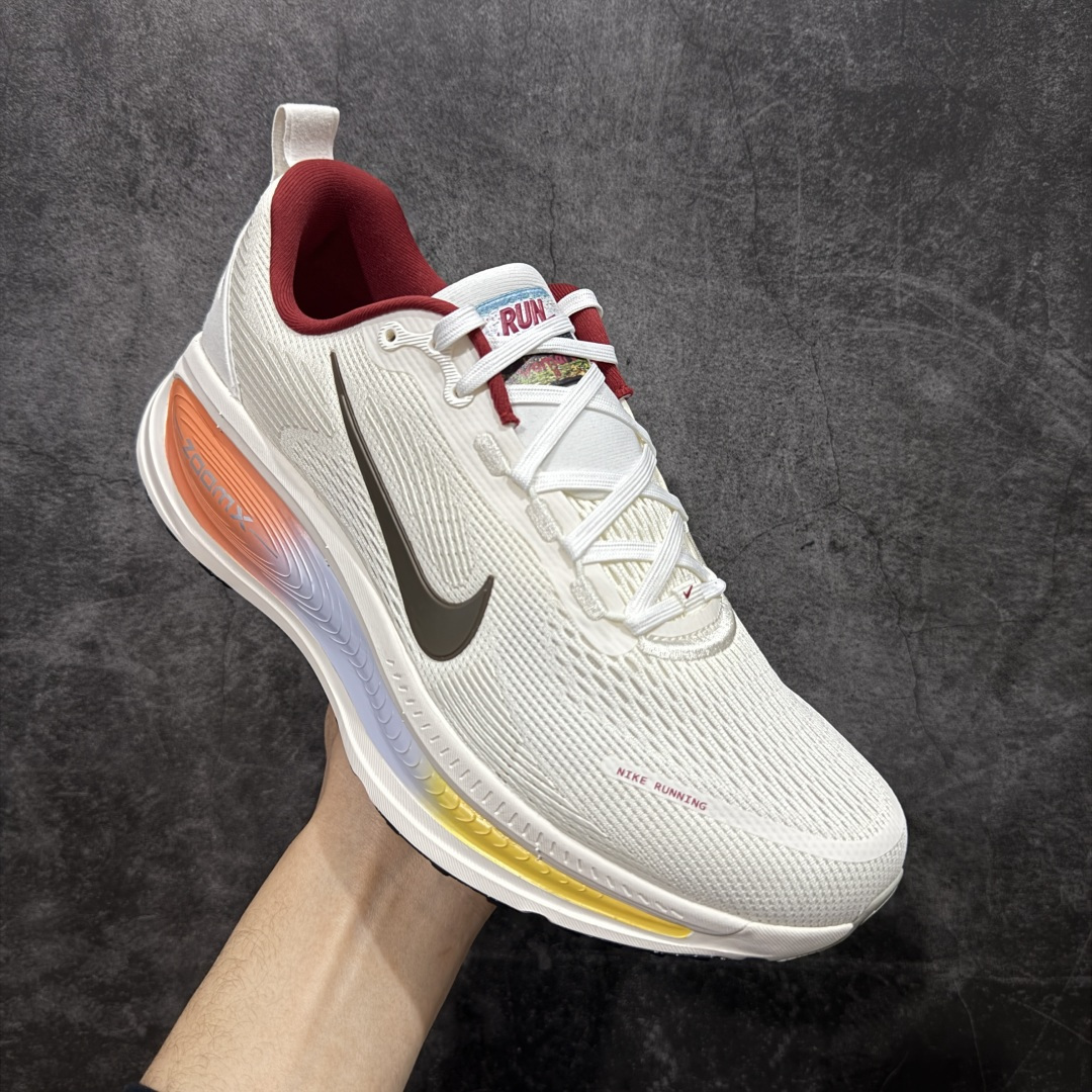 图片[3]-【XE纯原版】Nike Air Zoom Vomero 18 全新科技运动跑鞋IQ1131-120    目前市场最强品质 原版购入开发 鞋面采用硅胶发泡立体印刷 分体式组合大底 上层超临界ZOOM X泡棉 下层一次ReactX泡棉 区别市场一体底 超高质检清洁度 一切材质配件均与原版一致 原楦原纸板开发 匹配原版98%以上 完美弧度版型 原厂鞋标 立体反光鞋盒标 鞋盒防撞海绵 高端玩家必推版本 高价零售必推版本 欢迎对比市面任意版本‼️ 这双鞋简直是时尚与科技的完美融合。 经典黑色鞋面，质感爆棚，搭配超亮眼的银色大勾子，瞬间成为街头焦点。不仅颜值在线，缓震性能更是一绝 不管是日常出街还是慢跑锻炼，都能给双脚极致舒适体验。  码数超全，36-46码任你选！别犹豫啦，穿上它，轻松走出潮流范，开启你的时尚运动新旅程！ 码段：36-46-选品中心