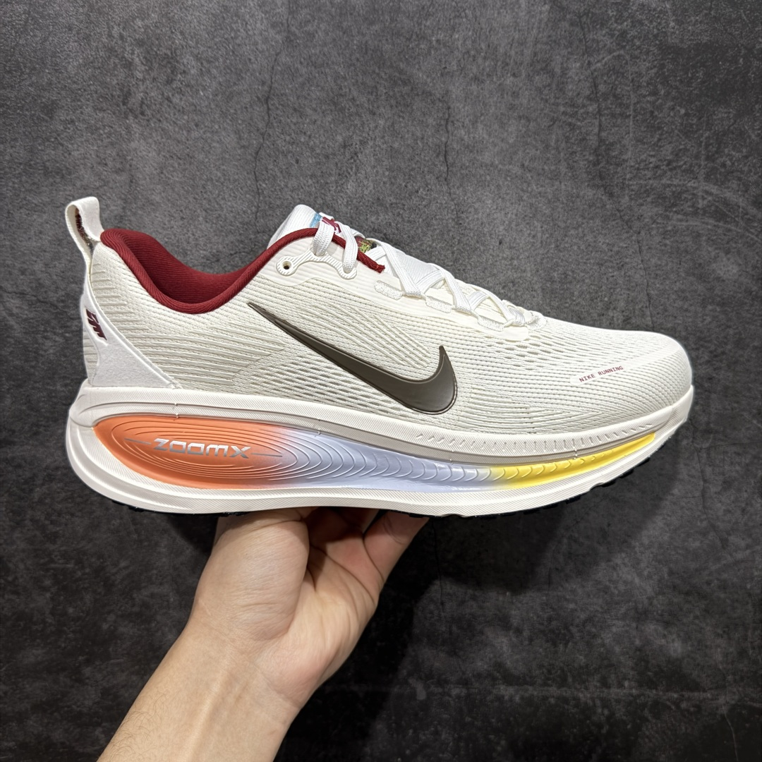 【XE纯原版】Nike Air Zoom Vomero 18 全新科技运动跑鞋IQ1131-120    目前市场最强品质 原版购入开发 鞋面采用硅胶发泡立体印刷 分体式组合大底 上层超临界ZOOM X泡棉 下层一次ReactX泡棉 区别市场一体底 超高质检清洁度 一切材质配件均与原版一致 原楦原纸板开发 匹配原版98%以上 完美弧度版型 原厂鞋标 立体反光鞋盒标 鞋盒防撞海绵 高端玩家必推版本 高价零售必推版本 欢迎对比市面任意版本‼️ 这双鞋简直是时尚与科技的完美融合。 经典黑色鞋面，质感爆棚，搭配超亮眼的银色大勾子，瞬间成为街头焦点。不仅颜值在线，缓震性能更是一绝 不管是日常出街还是慢跑锻炼，都能给双脚极致舒适体验。  码数超全，36-46码任你选！别犹豫啦，穿上它，轻松走出潮流范，开启你的时尚运动新旅程！ 码段：36-46-选品中心