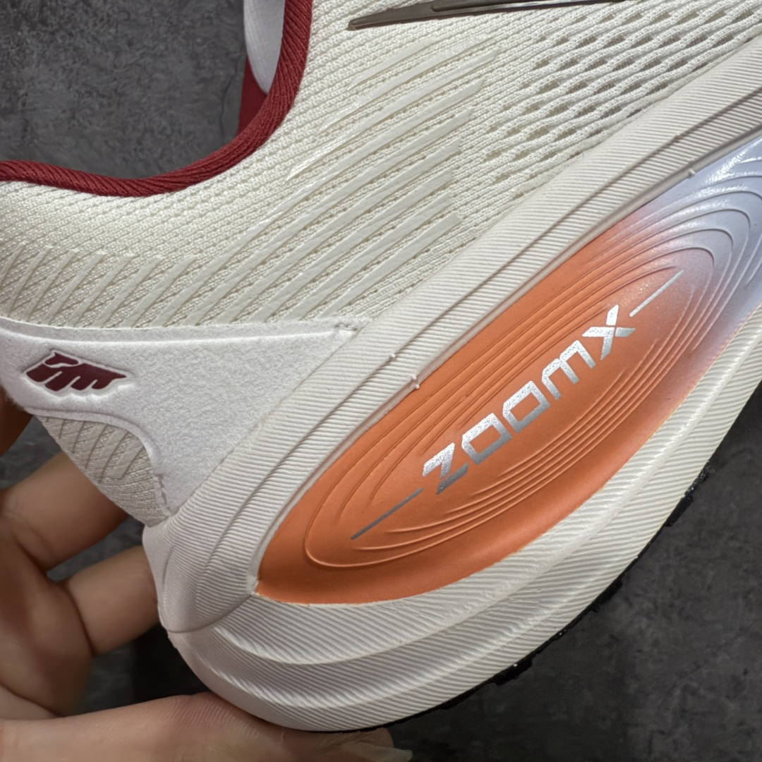 图片[3]-【XE纯原版】Nike Air Zoom Vomero 18 全新科技运动跑鞋IQ1131-120    目前市场最强品质 原版购入开发 鞋面采用硅胶发泡立体印刷 分体式组合大底 上层超临界ZOOM X泡棉 下层一次ReactX泡棉 区别市场一体底 超高质检清洁度 一切材质配件均与原版一致 原楦原纸板开发 匹配原版98%以上 完美弧度版型 原厂鞋标 立体反光鞋盒标 鞋盒防撞海绵 高端玩家必推版本 高价零售必推版本 欢迎对比市面任意版本‼️ 这双鞋简直是时尚与科技的完美融合。 经典黑色鞋面，质感爆棚，搭配超亮眼的银色大勾子，瞬间成为街头焦点。不仅颜值在线，缓震性能更是一绝 不管是日常出街还是慢跑锻炼，都能给双脚极致舒适体验。  码数超全，36-46码任你选！别犹豫啦，穿上它，轻松走出潮流范，开启你的时尚运动新旅程！ 码段：36-46-选品中心