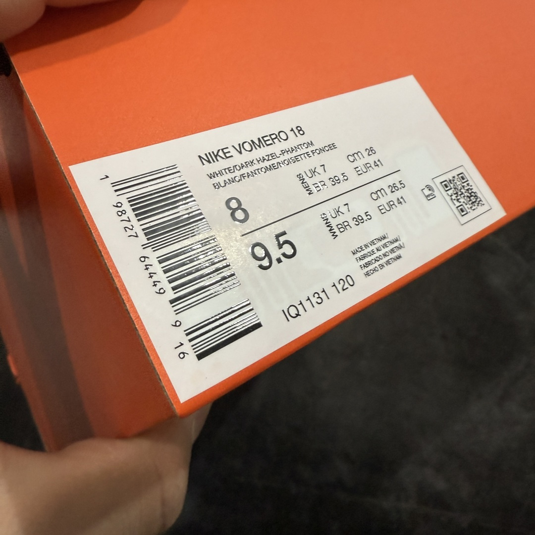 图片[10]-【XE纯原版】Nike Air Zoom Vomero 18 全新科技运动跑鞋IQ1131-120    目前市场最强品质 原版购入开发 鞋面采用硅胶发泡立体印刷 分体式组合大底 上层超临界ZOOM X泡棉 下层一次ReactX泡棉 区别市场一体底 超高质检清洁度 一切材质配件均与原版一致 原楦原纸板开发 匹配原版98%以上 完美弧度版型 原厂鞋标 立体反光鞋盒标 鞋盒防撞海绵 高端玩家必推版本 高价零售必推版本 欢迎对比市面任意版本‼️ 这双鞋简直是时尚与科技的完美融合。 经典黑色鞋面，质感爆棚，搭配超亮眼的银色大勾子，瞬间成为街头焦点。不仅颜值在线，缓震性能更是一绝 不管是日常出街还是慢跑锻炼，都能给双脚极致舒适体验。  码数超全，36-46码任你选！别犹豫啦，穿上它，轻松走出潮流范，开启你的时尚运动新旅程！ 码段：36-46-选品中心