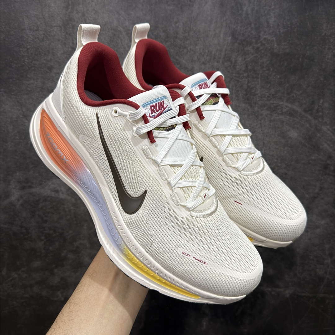 【XE纯原版】Nike Air Zoom Vomero 18 全新科技运动跑鞋IQ1131-120    目前市场最强品质 原版购入开发 鞋面采用硅胶发泡立体印刷 分体式组合大底 上层超临界ZOOM X泡棉 下层一次ReactX泡棉 区别市场一体底 超高质检清洁度 一切材质配件均与原版一致 原楦原纸板开发 匹配原版98%以上 完美弧度版型 原厂鞋标 立体反光鞋盒标 鞋盒防撞海绵 高端玩家必推版本 高价零售必推版本 欢迎对比市面任意版本‼️ 这双鞋简直是时尚与科技的完美融合。 经典黑色鞋面，质感爆棚，搭配超亮眼的银色大勾子，瞬间成为街头焦点。不仅颜值在线，缓震性能更是一绝 不管是日常出街还是慢跑锻炼，都能给双脚极致舒适体验。  码数超全，36-46码任你选！别犹豫啦，穿上它，轻松走出潮流范，开启你的时尚运动新旅程！ 码段：36-46-选品中心