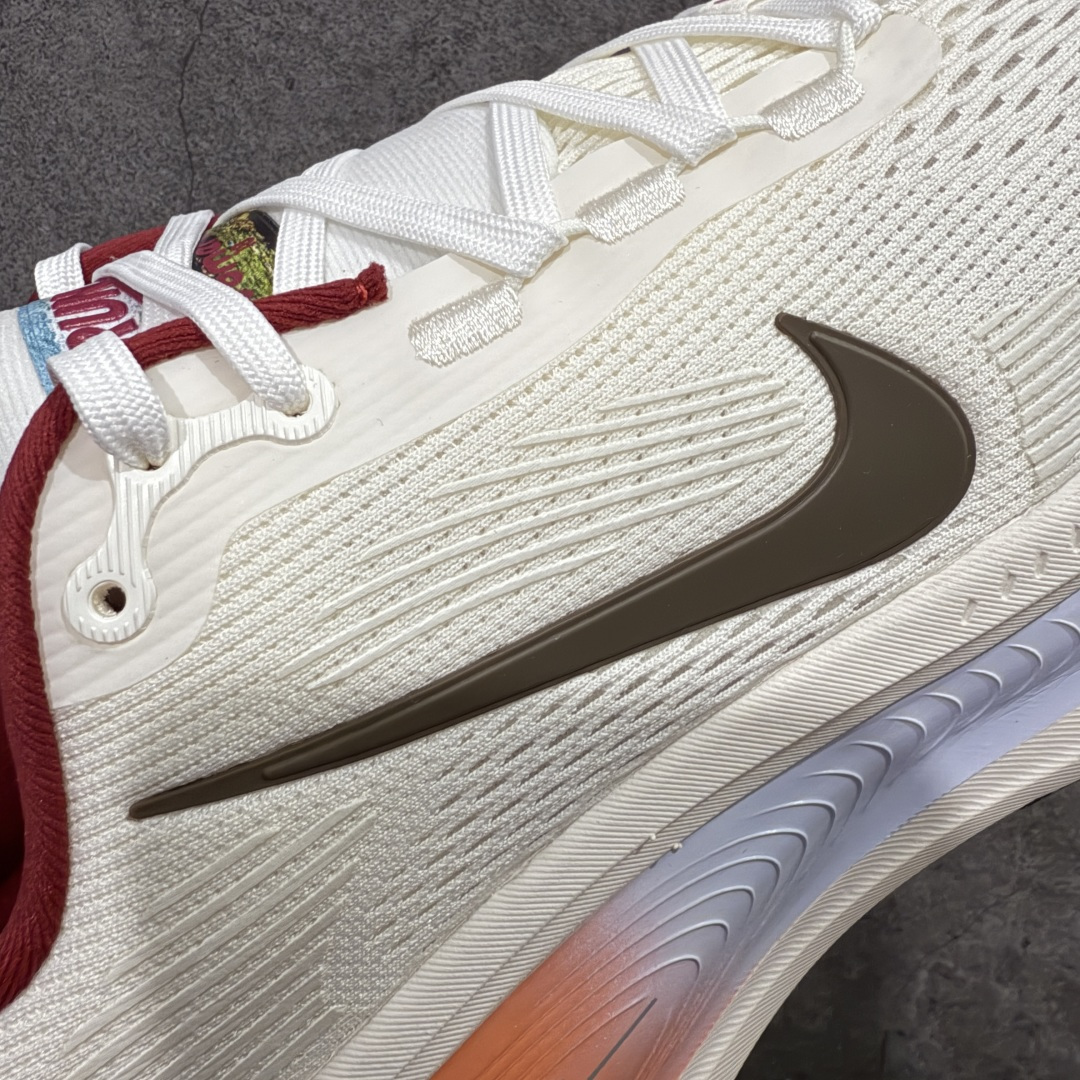 图片[4]-【XE纯原版】Nike Air Zoom Vomero 18 全新科技运动跑鞋IQ1131-120    目前市场最强品质 原版购入开发 鞋面采用硅胶发泡立体印刷 分体式组合大底 上层超临界ZOOM X泡棉 下层一次ReactX泡棉 区别市场一体底 超高质检清洁度 一切材质配件均与原版一致 原楦原纸板开发 匹配原版98%以上 完美弧度版型 原厂鞋标 立体反光鞋盒标 鞋盒防撞海绵 高端玩家必推版本 高价零售必推版本 欢迎对比市面任意版本‼️ 这双鞋简直是时尚与科技的完美融合。 经典黑色鞋面，质感爆棚，搭配超亮眼的银色大勾子，瞬间成为街头焦点。不仅颜值在线，缓震性能更是一绝 不管是日常出街还是慢跑锻炼，都能给双脚极致舒适体验。  码数超全，36-46码任你选！别犹豫啦，穿上它，轻松走出潮流范，开启你的时尚运动新旅程！ 码段：36-46-选品中心