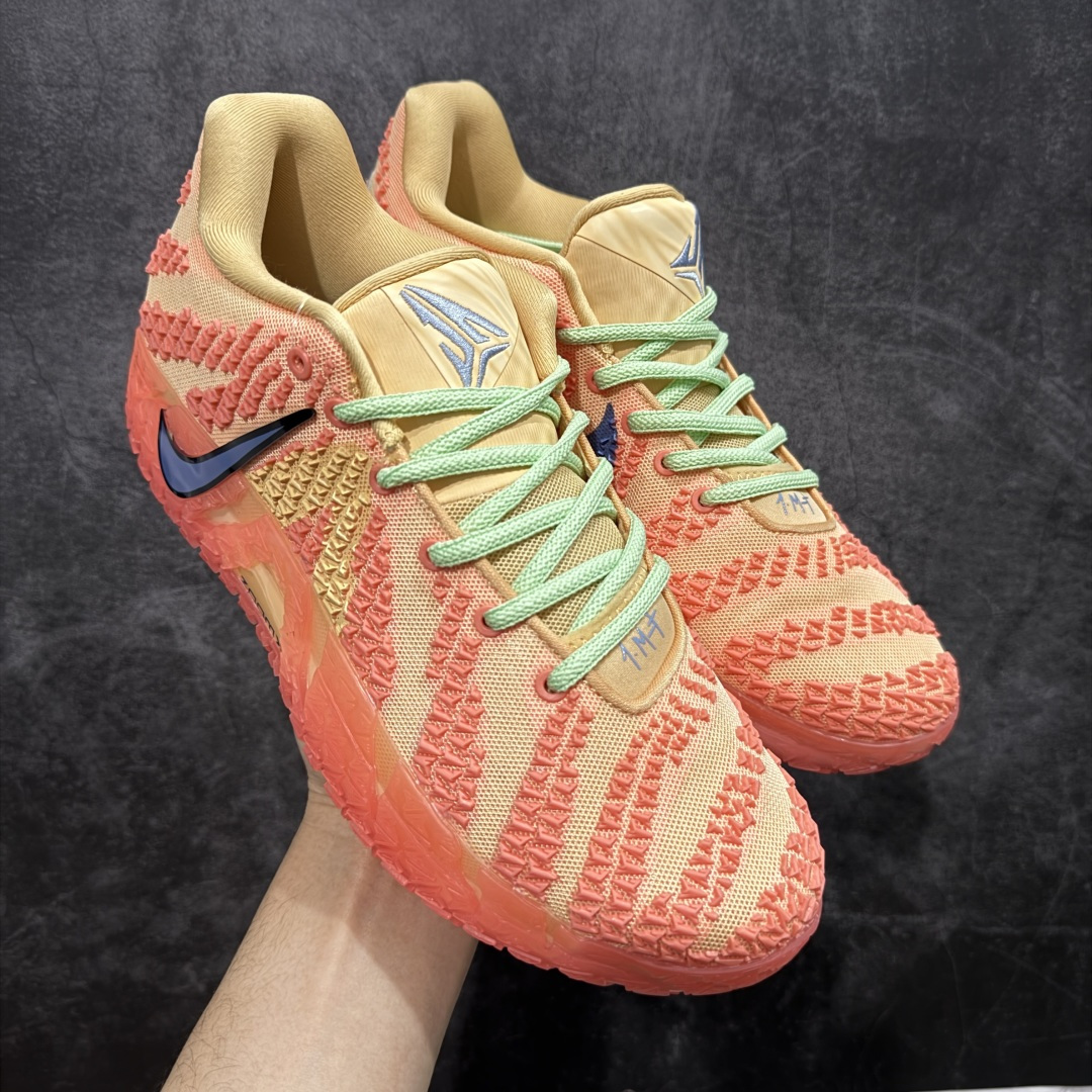 【纯原实战版】NK JA3 EP 莫兰特三代 实战低帮篮球鞋 HF2794-201 超高品质做工 细节到位 内置前后双气垫 材料足 不偷工减料 鞋头和鞋舌采用透气运动网布制成 采用更为挺拔的鞋口设计 为脚踝带来更佳的包裹与支撑感 侧面独特波纹纹理细节 打破了单调 赋予鞋子灵动与活力的视觉体验 中底部分巧妙借鉴了科比 5 的经典元素 尺码:39 40 40.5 41 42 42.5 43 44 45 46-选品中心