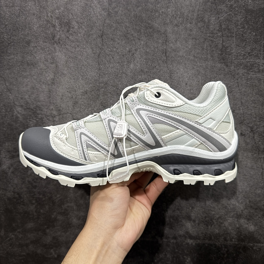 图片[2]-【W1版本】Salomon XT-QUEST ADV 萨洛蒙 时尚 舒适减震防滑耐磨 低帮跑步鞋 男女同款 491324 纯原外贸平台特供订单 耗时半年巨作 全套原纸板楦头开发 原厂特供网布配套加持 确保原汁原味 完美呈现版型 原档数据独家私模五层组合大底 男女鞋同步官方 原装Ortholite轻量化鞋垫 中底布带钢印编号 原厂TPU锁扣 进口港宝加持 后跟自然饱满 还原公司包裹性 基于 SALOMON 初代 XT 鞋身造型并搭载 4D ADVANCED CHASSIS™ 大底打造而成 为这款 XT-QUEST 带来了多项足部控制与保护等功能性 如在运动过程中控制左右晃动的过程而提高稳定性、改善长途越野过程中足中到足尖的过渡、提高感知岩石的精确度以抵抗尖锐物体对脚底的伤害以及采用动态缓冲来增强穿着舒适感 从而减轻疲劳感 使 XT-QUEST 成为一双舒适且安全的户外之履 尺码：36 36.5 37.5 38 38.5 39 40 40.5 41 42 42.5 43 44 44.5 45-选品中心
