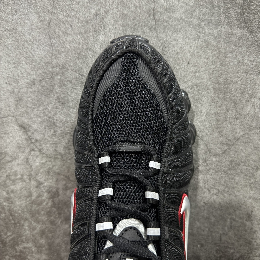 图片[5]-【Max纯原版】原版开发 Nike Shox TL系列 黑红色 CN0151-003 NK Shox TL系列 黑色 复古舒适百搭防滑耐磨低邦柱形气垫休闲跑步鞋 鞋面采用了轻质化的材料打造，搭载鞋带系带系统以及鞋舌部分的特殊控制模块，科技感十足；采用透气纺织品和网眼鞋面与标志性的Nike Shox技术，同时提供更轻盈的感觉和大胆的外观；鞋身大面积采用织物与皮革材质拼接设计，搭配Dri-FITz透气网面，透气性拉满不闷脚。中底前掌搭载Air Max科技，后掌配置Shoxy缓震气柱，前掌气垫提供灵敏回弹，中底的气柱设计也很加分，外观上科技感十足；设计彰显个性，复古造型适配多种穿搭风格。 尺码：39 40 40.5 41 42 42.5 43 44 44.5 45 45.5 46 46.5 47.5-选品中心
