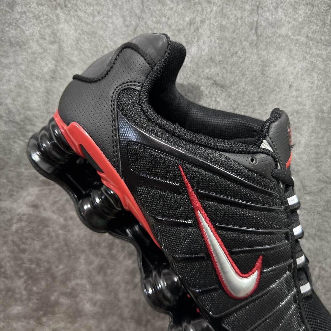 图片[7]-【Max纯原版】原版开发 Nike Shox TL系列 黑红色 CN0151-003 NK Shox TL系列 黑色 复古舒适百搭防滑耐磨低邦柱形气垫休闲跑步鞋 鞋面采用了轻质化的材料打造，搭载鞋带系带系统以及鞋舌部分的特殊控制模块，科技感十足；采用透气纺织品和网眼鞋面与标志性的Nike Shox技术，同时提供更轻盈的感觉和大胆的外观；鞋身大面积采用织物与皮革材质拼接设计，搭配Dri-FITz透气网面，透气性拉满不闷脚。中底前掌搭载Air Max科技，后掌配置Shoxy缓震气柱，前掌气垫提供灵敏回弹，中底的气柱设计也很加分，外观上科技感十足；设计彰显个性，复古造型适配多种穿搭风格。 尺码：39 40 40.5 41 42 42.5 43 44 44.5 45 45.5 46 46.5 47.5-选品中心