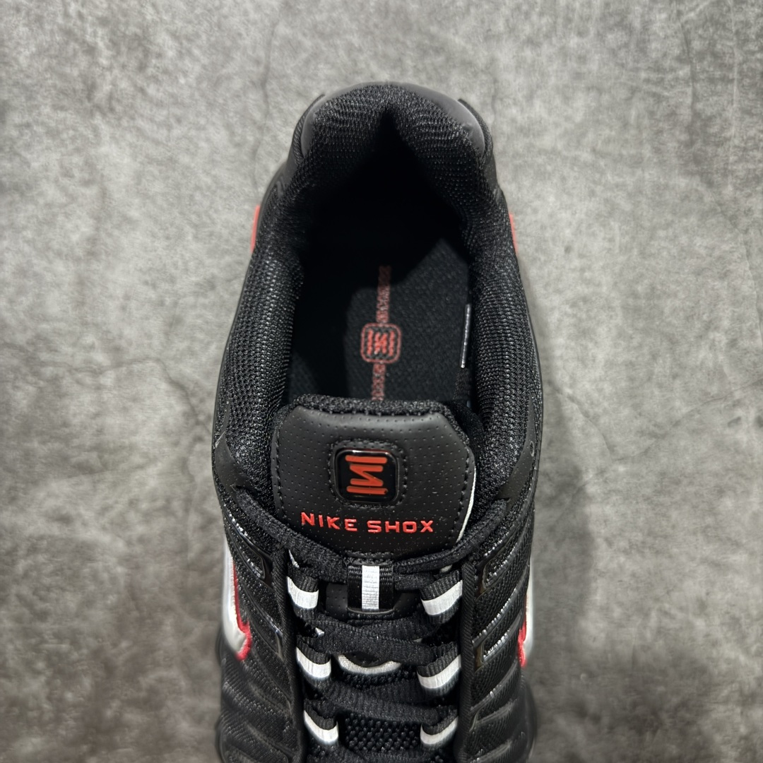 图片[8]-【Max纯原版】原版开发 Nike Shox TL系列 黑红色 CN0151-003 NK Shox TL系列 黑色 复古舒适百搭防滑耐磨低邦柱形气垫休闲跑步鞋 鞋面采用了轻质化的材料打造，搭载鞋带系带系统以及鞋舌部分的特殊控制模块，科技感十足；采用透气纺织品和网眼鞋面与标志性的Nike Shox技术，同时提供更轻盈的感觉和大胆的外观；鞋身大面积采用织物与皮革材质拼接设计，搭配Dri-FITz透气网面，透气性拉满不闷脚。中底前掌搭载Air Max科技，后掌配置Shoxy缓震气柱，前掌气垫提供灵敏回弹，中底的气柱设计也很加分，外观上科技感十足；设计彰显个性，复古造型适配多种穿搭风格。 尺码：39 40 40.5 41 42 42.5 43 44 44.5 45 45.5 46 46.5 47.5-选品中心