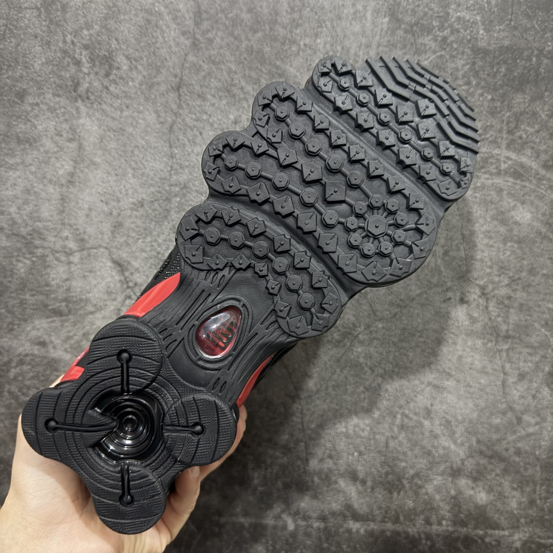 图片[9]-【Max纯原版】原版开发 Nike Shox TL系列 黑红色 CN0151-003 NK Shox TL系列 黑色 复古舒适百搭防滑耐磨低邦柱形气垫休闲跑步鞋 鞋面采用了轻质化的材料打造，搭载鞋带系带系统以及鞋舌部分的特殊控制模块，科技感十足；采用透气纺织品和网眼鞋面与标志性的Nike Shox技术，同时提供更轻盈的感觉和大胆的外观；鞋身大面积采用织物与皮革材质拼接设计，搭配Dri-FITz透气网面，透气性拉满不闷脚。中底前掌搭载Air Max科技，后掌配置Shoxy缓震气柱，前掌气垫提供灵敏回弹，中底的气柱设计也很加分，外观上科技感十足；设计彰显个性，复古造型适配多种穿搭风格。 尺码：39 40 40.5 41 42 42.5 43 44 44.5 45 45.5 46 46.5 47.5-选品中心
