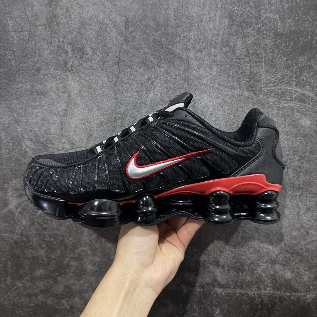 图片[2]-【Max纯原版】原版开发 Nike Shox TL系列 黑红色 CN0151-003 NK Shox TL系列 黑色 复古舒适百搭防滑耐磨低邦柱形气垫休闲跑步鞋 鞋面采用了轻质化的材料打造，搭载鞋带系带系统以及鞋舌部分的特殊控制模块，科技感十足；采用透气纺织品和网眼鞋面与标志性的Nike Shox技术，同时提供更轻盈的感觉和大胆的外观；鞋身大面积采用织物与皮革材质拼接设计，搭配Dri-FITz透气网面，透气性拉满不闷脚。中底前掌搭载Air Max科技，后掌配置Shoxy缓震气柱，前掌气垫提供灵敏回弹，中底的气柱设计也很加分，外观上科技感十足；设计彰显个性，复古造型适配多种穿搭风格。 尺码：39 40 40.5 41 42 42.5 43 44 44.5 45 45.5 46 46.5 47.5-选品中心